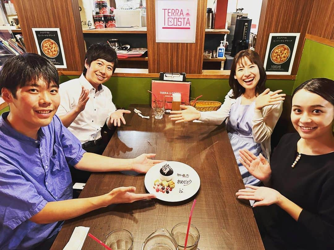 滝澤悠希のインスタグラム：「SBSの新人・ 松下晴輝（まつしたはるき）アナと 杉本真子（すぎもとまこ）アナが ニュースデビューしました✨ アナウンサーが初めて放送でニュースを読むことを、 〝初鳴き〟と言いますが、 そこに向けて懸命に準備をする２人の姿が 本当にまぶしくて…、 日々刺激をもらっていました。  どうぞフレッシュな２人を、 よろしくお願いします！  #アナウンサー #新人アナウンサー #新人アナ #初鳴き  #松下晴輝 アナ #杉本真子 アナ 初めて年下アナが入ってきてうれしそうな #井手春希 アナ #sbs #静岡放送 #静岡」