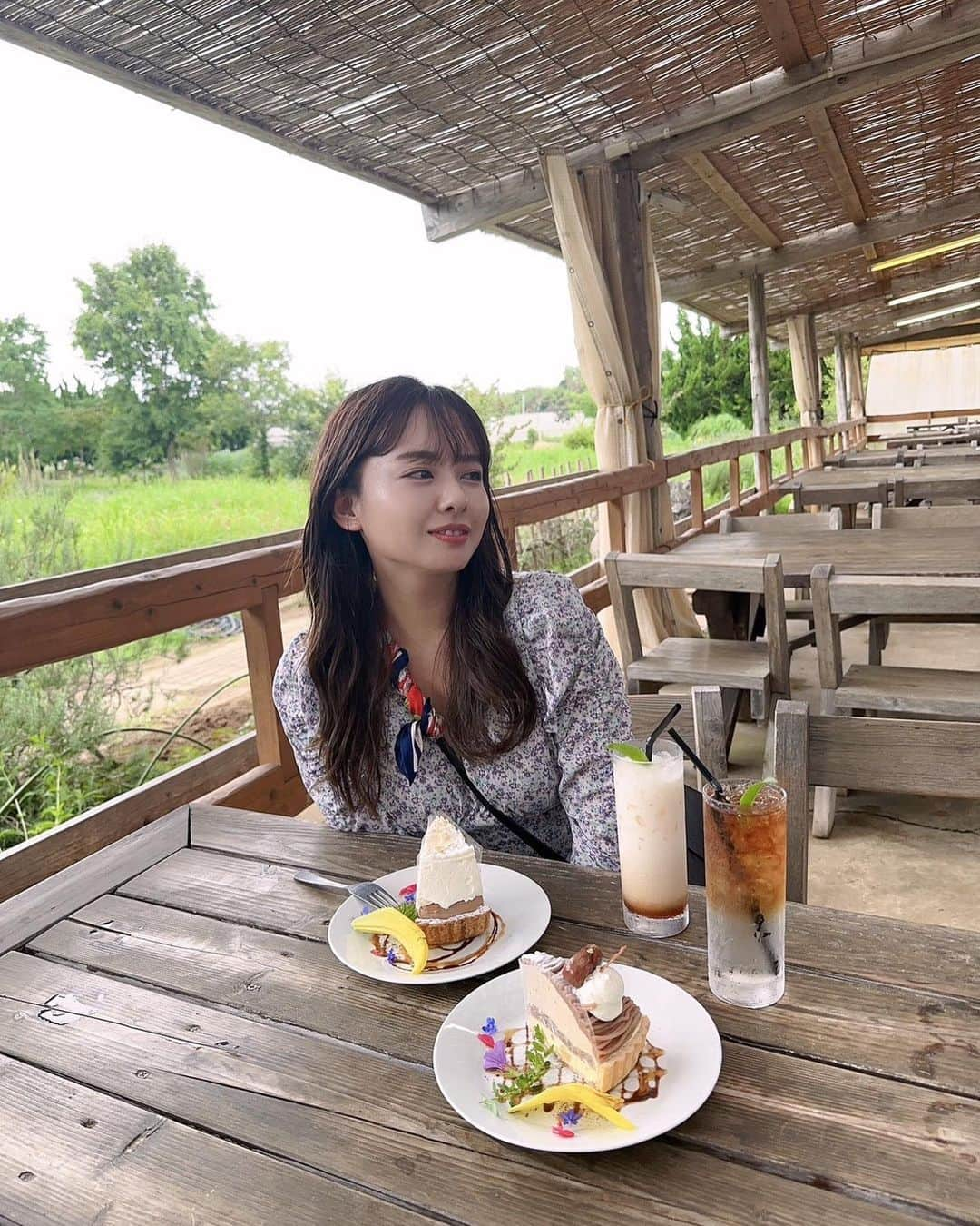 山田菜々さんのインスタグラム写真 - (山田菜々Instagram)「先日、朝から家族旅行で ハーブティーを飲みに☕️  行ったらケーキのショーケースに お出迎えされちゃって2つ頼んで、 みんなで少しずつ食べました🍰🍴  すずの写真を撮ったあとに私のも撮ってくれた😂♡ (おにぃが写り込んできてほぼボツ！😂笑)  犬はテラスはおっけいだったよ🍀  #九十九里 #九十九里ハーブガーデン」7月20日 21時22分 - tannana.yamada