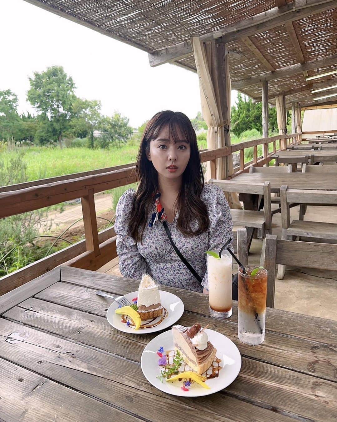 山田菜々のインスタグラム：「先日、朝から家族旅行で ハーブティーを飲みに☕️  行ったらケーキのショーケースに お出迎えされちゃって2つ頼んで、 みんなで少しずつ食べました🍰🍴  すずの写真を撮ったあとに私のも撮ってくれた😂♡ (おにぃが写り込んできてほぼボツ！😂笑)  犬はテラスはおっけいだったよ🍀  #九十九里 #九十九里ハーブガーデン」