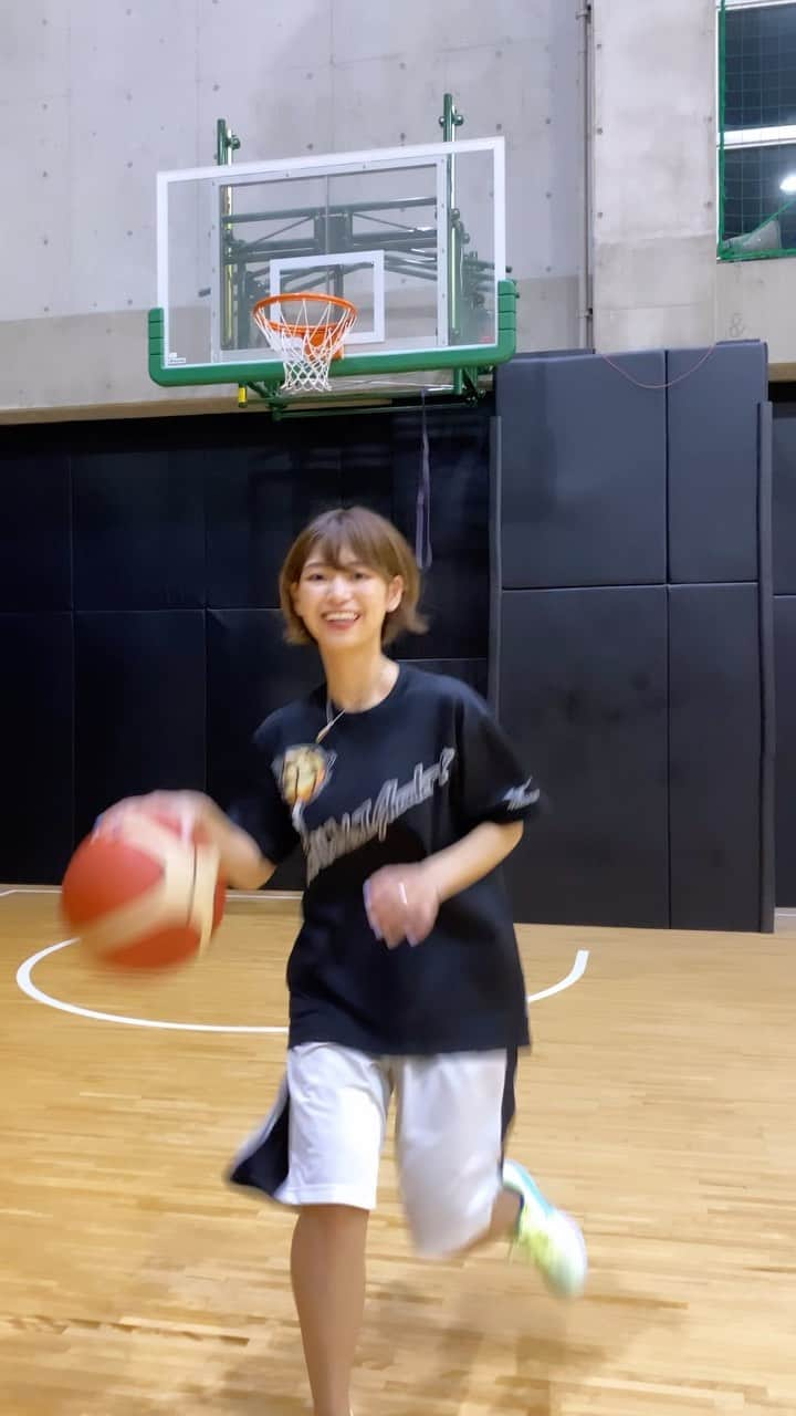 小坂田純奈のインスタグラム：「バスケは小中と大学でやってた🏀🫶🏻  ポジションは全部やったことあるよん！  #ショート女子 #バスケ女子 #女バス #元バスケ部 #元女バス #運動好き #スポーツ女子 #バスケットボール #バスケ部 #バスケ部女子」