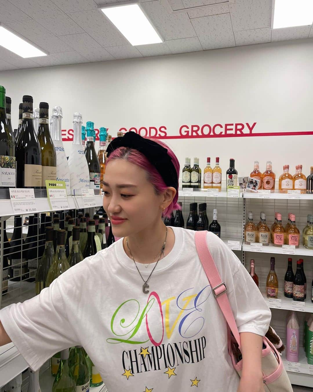 高井香子さんのインスタグラム写真 - (高井香子Instagram)「【韓国で可愛いお酒買うなら🇰🇷】  wondervisitorチームとご飯をした時に、グラスに文字を入れてるのが可愛くて『PODOで買ったよ！』と聞いたので行ったアルコールショップ。 何店舗かあるんだけど、私は乙支路にあるPODOへ💖  久しぶりにこの道通って懐かしくなりました〜 最初に行った時、まだ出来ばっかりだったビール屋さんは店舗拡大してたり笑 乙支路本当に人が増えてる🥹  話は戻り、 ここのオシャレポイントはお酒を買うだけじゃなく そのお酒をプレゼント用に可愛くラッピング出来るアイテムだったり カップだったりが買えるところ💖  グラスに描くペンは売ってなかったけど、可愛いアイテム沢山でワクワクしました☺️ （私はアルコール飲めないけど、周りには好きた方が多いからプレゼントしたくなった）  旅行の方は、お酒は重いから 何かしらグッズとか買うのオススメ！ ワイン入れる袋とかも可愛いかったですよ🍷  @podo_busan このアカウントのフォローみたら色々な店舗わかりますよ〜  #韓国旅行 #韓国情報  #1日1こうこりあさんぽ」7月20日 21時23分 - cocoreacoco