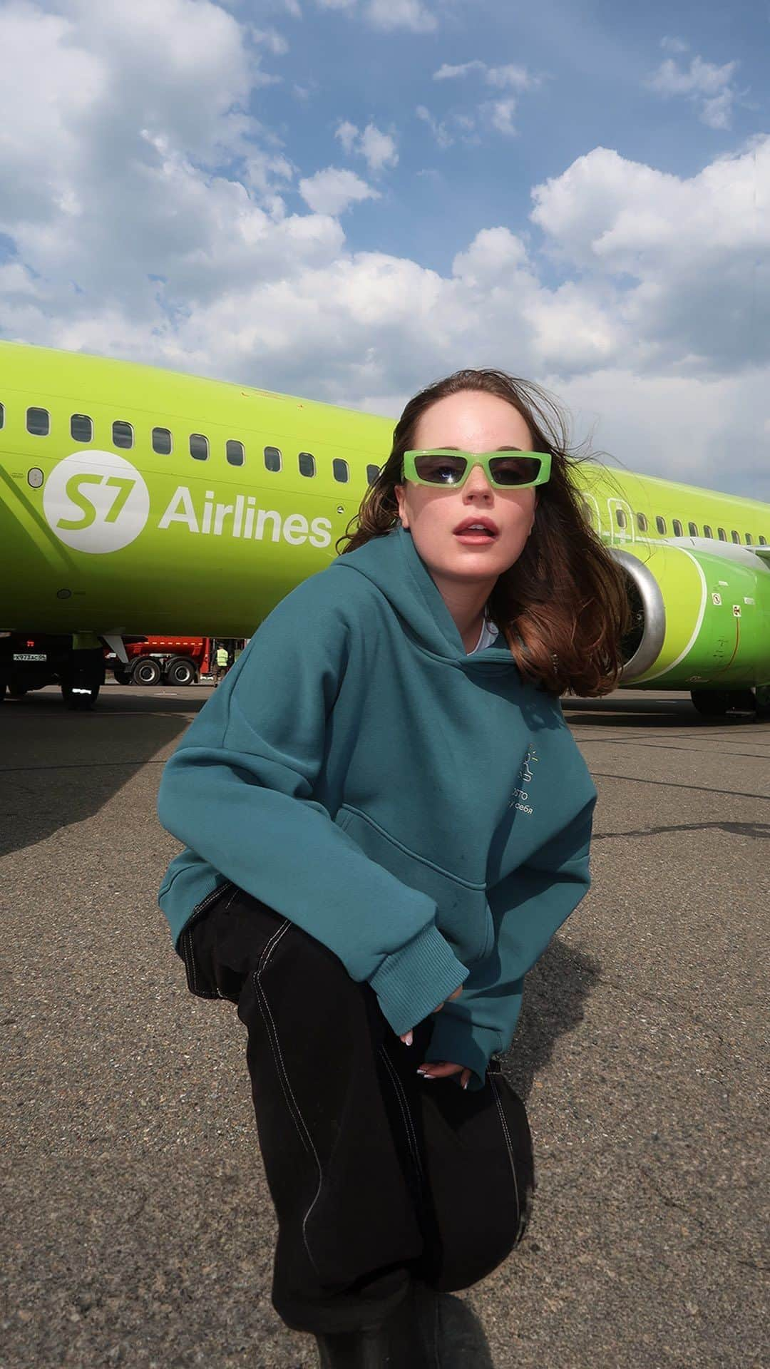 Sasha Spilbergのインスタグラム：「Два хита о полётах и единственные неповторимые - @s7airlines! 💚 Держим курс на Алтай: отдыхать от городской суеты и наконец-то, выдыхать! 🏔 Пристегните ремни!   Если вы планируете свое летнее путешествие, обязательно рассмотрите именно Алтай: здесь природа невероятной красоты, горы, реки, чистейший воздух! Из Москвы и Новосибирска зеленые самолеты летают туда каждый день: рейсы прямые и очень удобные по времени. Самое время присмотреть билет и отправиться навстречу новым приключениям и эмоциям! ✈️  P.S.Еще ребята потрясающие, потому что всегда открыты к нестандартным творческим идеям. Например, дать мне посидеть под крылом самолёта и записать мини-сет! 🤣🤘🏼  #наАлтайЧтобыВыдохнуть」