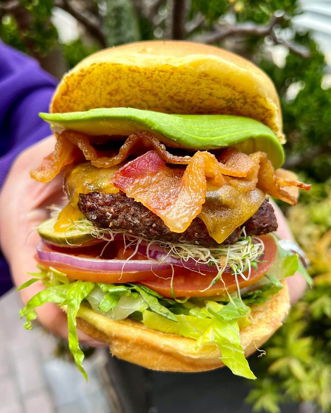 THE COUNTER JAPAN公式のインスタグラム：「金曜日のお疲れ様ディナーにカスタムバーガーはいかが🍔  自分の好きなものだけをギュッと詰め込んで贅沢なバーガーを作ろう💛 (写真はイメージとなります)  _/_/_/_/_/_/_/_/_/_/ ▼メニュー・店舗情報は公式HPをご利用くださいませ http://thecounterburger.jp/jp/  #ザカウンター #はんばーがー #ハンバーガー部 #ハンバーガー屋 #ハンバーガー巡り #ハンバーガー女子 #ハンバーガーランチ #ハンバーガー屋さん #ハンバーガーショップ #ハンバーガー好きな人と繋がりたい #バーガー部 #六本木グルメ #日本初上陸 #thecounter #thecounterburger #cheeseburger #burgerreview #burgeroftheday #burgerlife #burgertime #burgers #cheeseburgers #eeeats #bestfood #grilllover #bigeats #burgerlover #burgerlovers #burgergram」