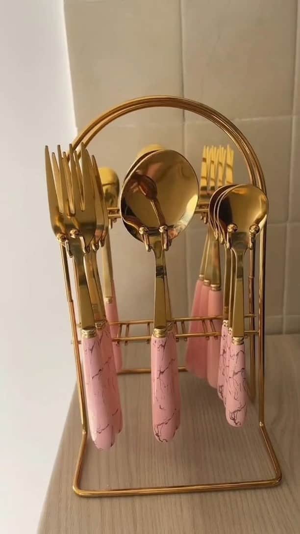 SHEINのインスタグラム：「HOME UNBOXING: Pink Edition 💗💗💗 Which rosy finds would sweeten your interior design style to all-time levels of cuteness? 👇 @robersha_my_life  🔎10520158 12621056 14206055 13000407 13216041 13283387 13293310  #SHEIN #SHEINforAll #SHEINstyle #fashion #chic #saveinstyle」