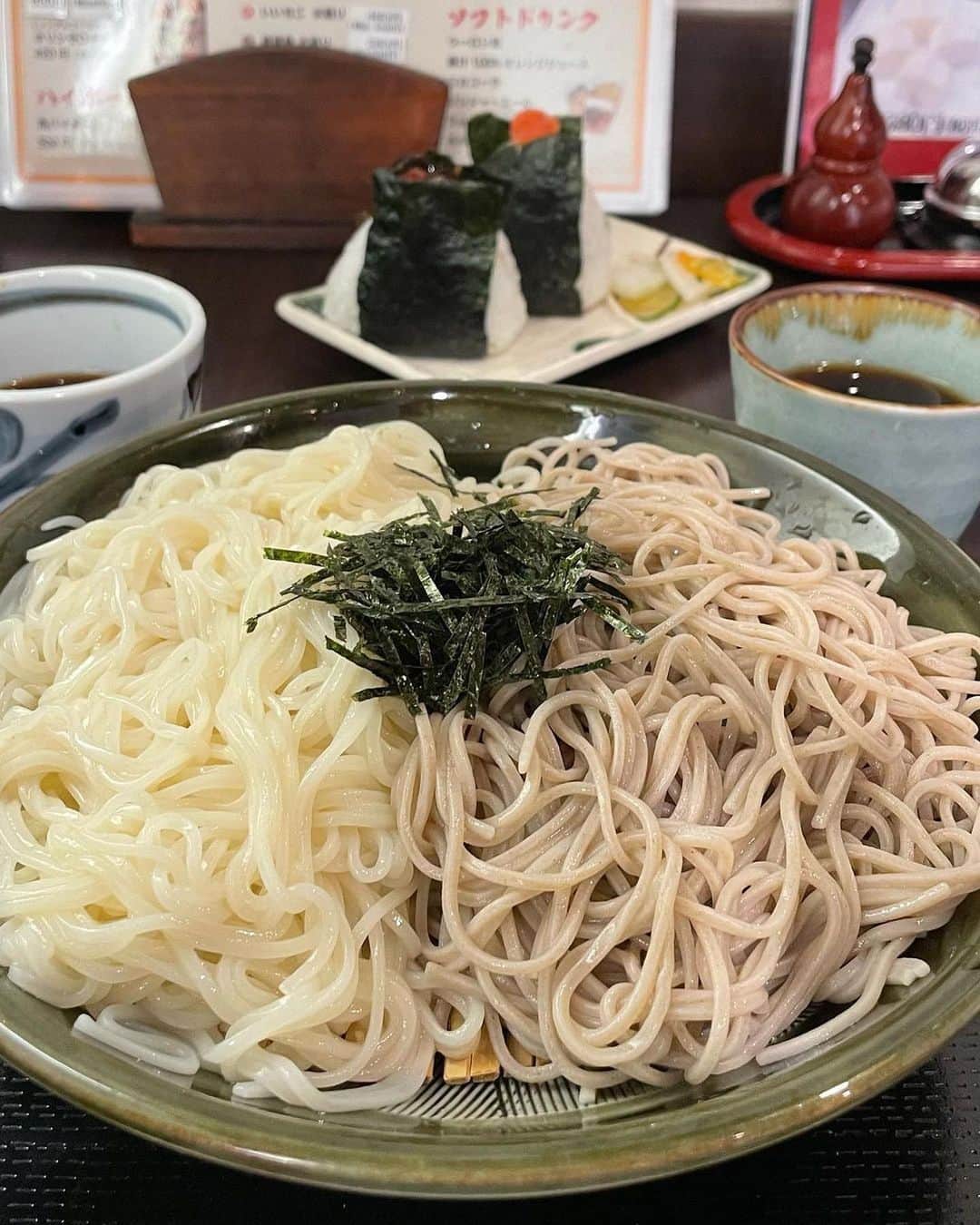 のインスタグラム：「📍「手打ち麺処 とみや」 ･････････････････････････････････････････  春日井市にある麺処をご紹介🥢 こちらのお店では、うどん・きしめん・そばなどのこだわりの麺メニューがたっぷり楽しめます✨  中でも欲張りなあなたにオススメしたいのが「そばと生ひやむぎの合盛り」！  喉越しや食感の違う麺を食べ比べながら味わえるのが良いですよね〜💯  ひやむぎは素麺よりも少し太いため、喉越しも良く食べ応えも十分✨  暑い日でもツルッと食べられる冷たい麺類は、この時期必見です🔎 単品も豊富で味噌煮込みや丼メニューなどメニューも豊富なので、何度でも行きたくなること間違いなし◎ お値段もリーズナブルなので家族連れにもオススメです👨‍👩‍👧 みなさんもぜひ行ってみてください🏃‍♂️  ┈┈┈┈┈┈┈┈┈┈┈┈┈┈┈┈┈┈┈  🍤名古屋のローカルグルメメディア【ナゴレコ】🍤  名古屋人がレコメンドする本当に美味しい名古屋めし🥢 これさえフォローしておけば、街の流行りがきっとわかる◎ 100名以上の編集部で作り上げる、名古屋エリア最大規模のグルメメディアです📝  他の投稿はこちらから👉 @nagoya_food  ┈┈┈┈┈┈┈┈┈┈┈┈┈┈┈┈┈┈┈  素敵な投稿にタグ付けしていただきありがとうございます✨  #ナゴレコ で、あなたの投稿をリポスト！ webサイト「ナゴレコ」もチェックしてね👀 ･････････････････････････････････････････  ☞ photo by （ @harakuroneko ）  春日井市 春日井インター方面 手打ち麺処 とみやさんへ お店のお父さん、お母さんの人柄がよくて会いに行きたくなってしまう素敵なお店  今回は気なって頭から離れないメニュー ★¨̮そばと生ひやむぎの合盛り(大盛り) ★¨̮おにぎり(梅こんぶ･明太子) ↑↑↑コレは絶対外せないんの  生ひやむぎ!! 感動～～～～～ෆ̈ モチっとコシありで絶品!! お父さん言わく、「コレは食べてもらわないとわからないよねぇ笑」だそうです（笑） 甘さあるお出汁も好みでした  そば、のどごし良く鼻から抜ける香りが心地いい！ 美味しい生ひやむぎと同時に食べられるのは贅沢 お出汁はお醤油のキリッとした味わい おそばをしっかり引き立ててます  コレ、合盛りで食べるの強くおすすめします ２度美味しいが楽しめる！ だけでなく、おそばﾁｮｲｽするとそば湯が付いてくる  お店の拘りで濃度の薄いそば湯は出したくないと トロトロの濃く美味しいそば湯が楽しめるんです  正直、感動でした。  おにぎり、お腹に余裕があったら食べてみて欲しい 心がホッコリ癒されるおにぎりです  店内は掘りごたつタイプの小上がりに４人掛けテーブル２卓のお座敷、テーブル席、カウンター席などあり  暑い夏、生ひやむぎ体験してみてくださいෆ̈  とみやさん ごちそうさまでした!!  店舗情報 春日井市東野町9-2-22 安藤コーポ 1F 050-5872-9958 営業時間 11:00~14:30／17:00~22:00 定休日 木曜日 駐車場 店舗前3台 店舗裏 共有スペース10台」