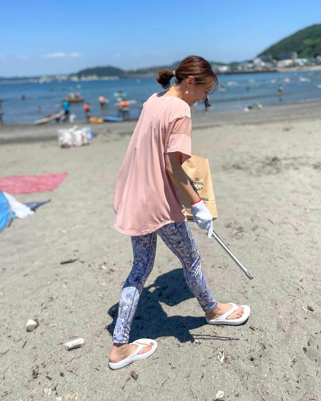 chayさんのインスタグラム写真 - (chayInstagram)「海の日は、日焼け止めALLIEさんのイベントでした☀️ 葉山のビーチでファンの皆さまとトークショー＆ヨガ🧘‍♀️ そしてビーチクリーン🏖  インスタライブ見てくれたかな？☺️ アーカイブも是非🐚  ご一緒したプロサーファーの松田詩野さん🏄‍♀️♡ かっこかわいい素敵！！！  アリィーでしっかり日焼け対策して、楽しかった🌴🕶  #allie  #アリィー  #葉山 #森戸海岸」7月20日 21時33分 - chay1023_official