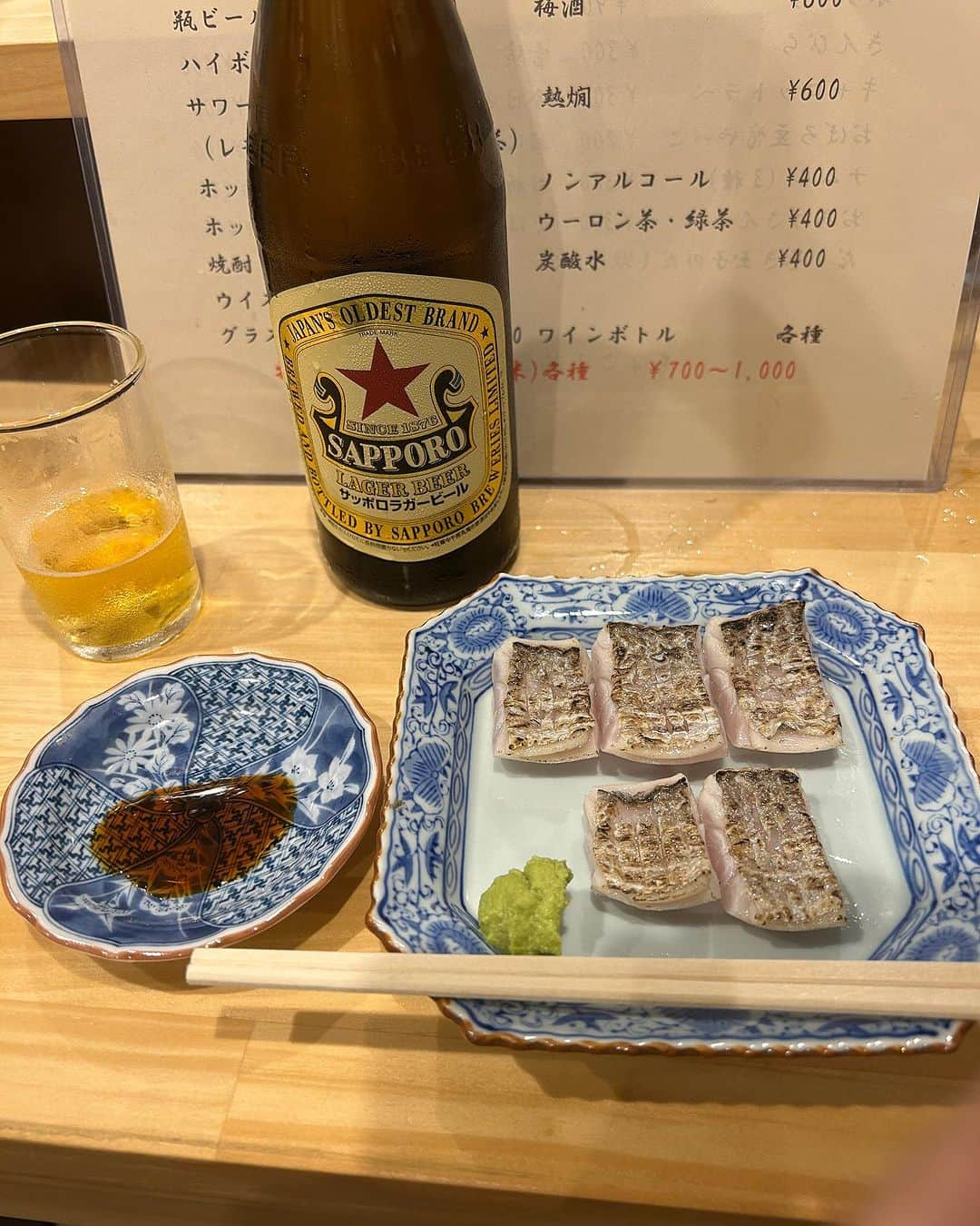 梅田啓介のインスタグラム：「赤星と太刀魚と、鶏団子と日本酒サイコー  #本日の煮物 #太刀魚 #磯自慢 #紀土 #夏酒」