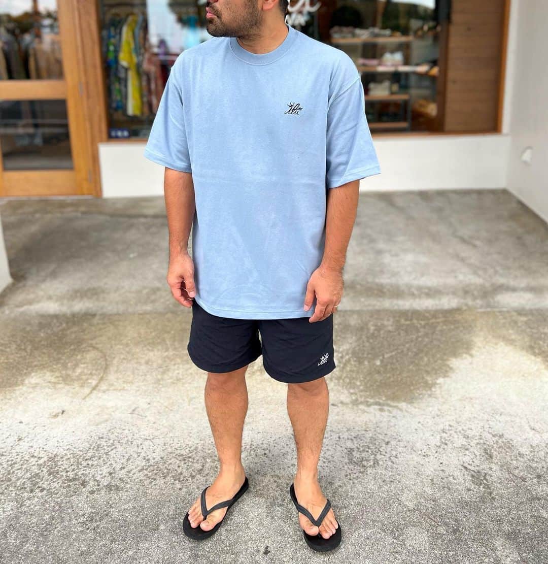 original brand 【ilu098】のインスタグラム：「New Color. 大好評のマグナムTシャツへ、 「ヴィンテージブルー色」がカムバック！ 昨年もこの夏にドカンっと旅だったTシャツ。 約1年ぶりとなるブルー色。 更に夏を盛り上げる1枚となりますように。  Webshop: 先ほどから販売を開始です。 店舗: 明日(7/21)11時~販売を開始します。  #ilu098 #半袖tシャツ #沖縄コーデ #おきなわ」