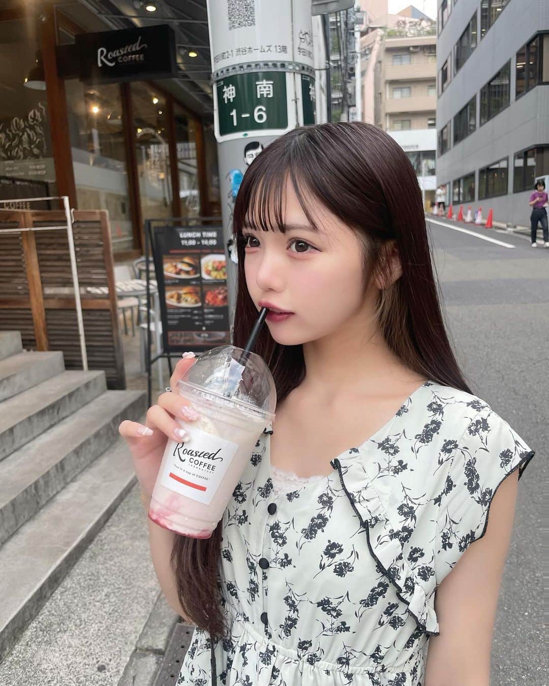 津代美月さんのインスタグラム写真 - (津代美月Instagram)「. ライブ前にりんとでーとした^_-♡👍🏻  お姉さんワンピース久しぶりに着て なんだかるんるんしちゃてた  @fiolily_official 🎀  最近はまた @kogaokagaku で小顔矯正行ってきた  このスッキリ感がだいすき 👍🏻   #fiolily #フィオリリー #渋谷カフェ #roastedcoffeelaboratory」7月20日 21時45分 - __tsushiromizuki