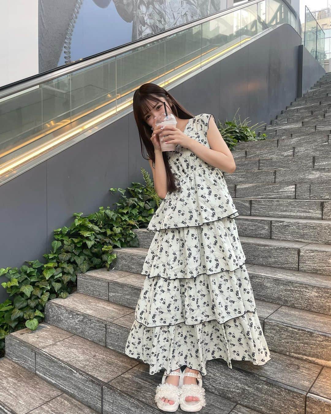 津代美月さんのインスタグラム写真 - (津代美月Instagram)「. ライブ前にりんとでーとした^_-♡👍🏻  お姉さんワンピース久しぶりに着て なんだかるんるんしちゃてた  @fiolily_official 🎀  最近はまた @kogaokagaku で小顔矯正行ってきた  このスッキリ感がだいすき 👍🏻   #fiolily #フィオリリー #渋谷カフェ #roastedcoffeelaboratory」7月20日 21時45分 - __tsushiromizuki
