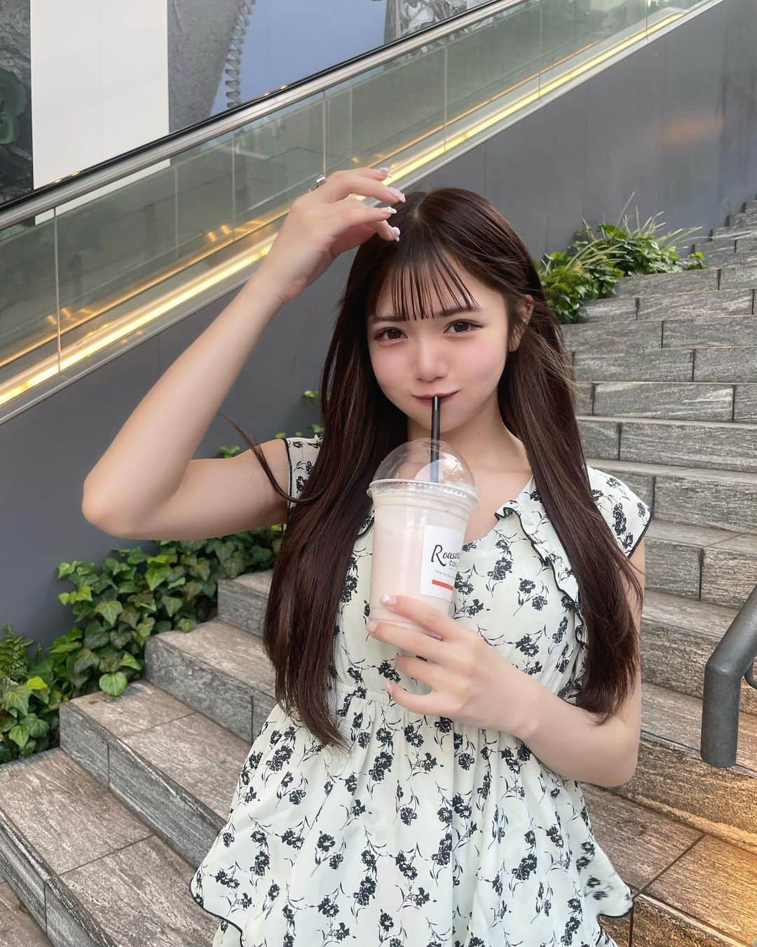 津代美月さんのインスタグラム写真 - (津代美月Instagram)「. ライブ前にりんとでーとした^_-♡👍🏻  お姉さんワンピース久しぶりに着て なんだかるんるんしちゃてた  @fiolily_official 🎀  最近はまた @kogaokagaku で小顔矯正行ってきた  このスッキリ感がだいすき 👍🏻   #fiolily #フィオリリー #渋谷カフェ #roastedcoffeelaboratory」7月20日 21時45分 - __tsushiromizuki