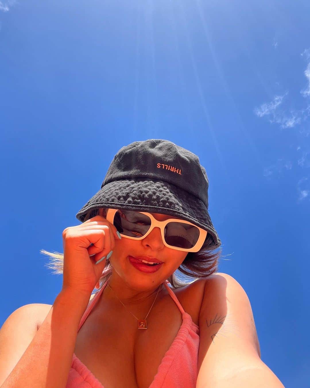 のインスタグラム：「. 焼けた肌と海がモチベーション . . . . . . #楽園ベイベー」