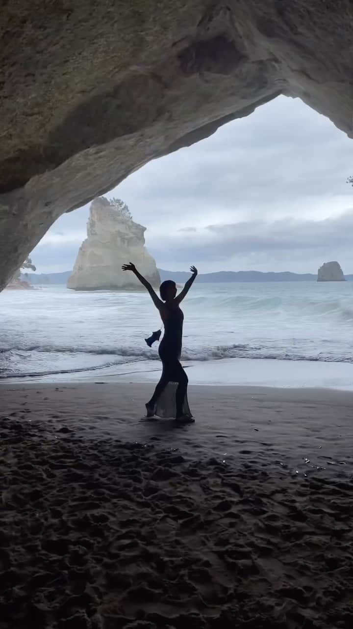 マリークレアのインスタグラム：「* Throwback  New Zealand🤍  載せてなかったニュージーランドの動画達🌞  梅雨明けたみたいだし 早く海行きたい〜🤍  #marieclaire_fashion_  * * #夏　#newzealand  #summer #beach #sunset」