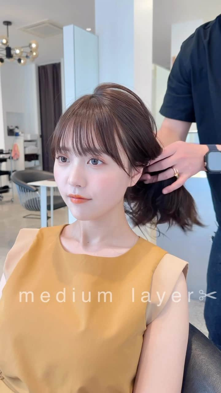 齋藤純也のインスタグラム：「ミディアムレイヤースタイル✂︎  柔らかい動きのあるヘアスタイルがこだわりです 骨格と輪郭と髪質に合わせて誰よりもお客様に合わせて美しいヘアスタイルをご提案させていただきます💇‍♀️ お手伝いをさせてください♩  ✴︎PRICE✴︎ カット✂︎7700円 カラー✂︎7700円  カットなしの場合シャンプーブロー料金+2200円 カラーはトリートメントin処方で圧倒的な艶感と手触りをプラスします。 ブリーチor3Dハイライト施術はプラス7700円です。 パーマ✂︎7700円 トリートメント✂︎種類多数によりカウンセリングで決めさせていただきます。5500円〜11000円 縮毛矯正✂︎17600円、前髪のみは6600円 ・ ネット予約が×の所もお電話かDMで時間調整できますので気軽にご連絡ください！ kelly.表参道本店　A1出口より徒歩45秒 東京都渋谷区神宮前5-2-5 JY表参道ビル２Ｆ kelly. ・ ・ ✔️群馬県伊勢崎市で出勤するスケジュールは隔週水曜日です。 群馬店は料金が異なります、お問い合わせください 群馬のご予約はＤＭまたは ホットペッパービューティーで  kelly. by L.O.G 検索✂︎ 在籍日程が少なくて申し訳ありません。 薬剤は最新のものを揃えました 群馬県伊勢崎市宮前町146-1」