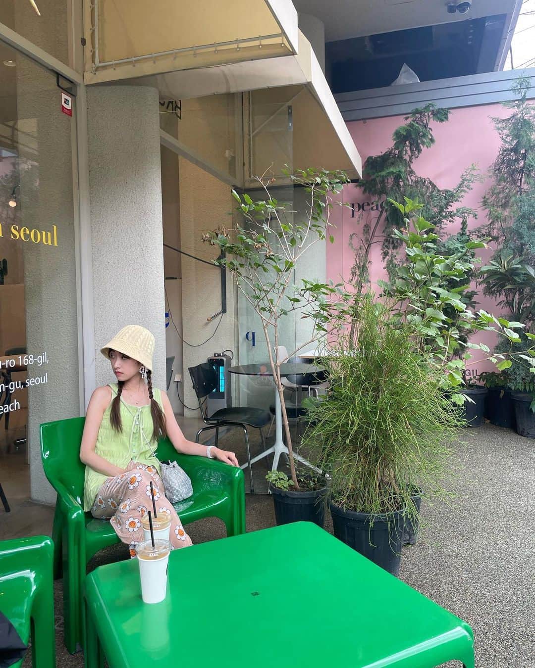 横田彩夏のインスタグラム：「朝早くからやってて助かった🥯💚 LONDON BAGLE MUSEUMとwiggle wiggleの開店待つ間に目の前のカフェで休憩☕️  インテリアが可愛すぎて普通に 家具屋さんかと思ったらカフェだった。  📍PEACH  서울 강남구 언주로168길 32 1층 Open hour : 10:00-22:00  #korea #seoul #trip #trippy #江南 #江南カフェ #弾丸旅行」