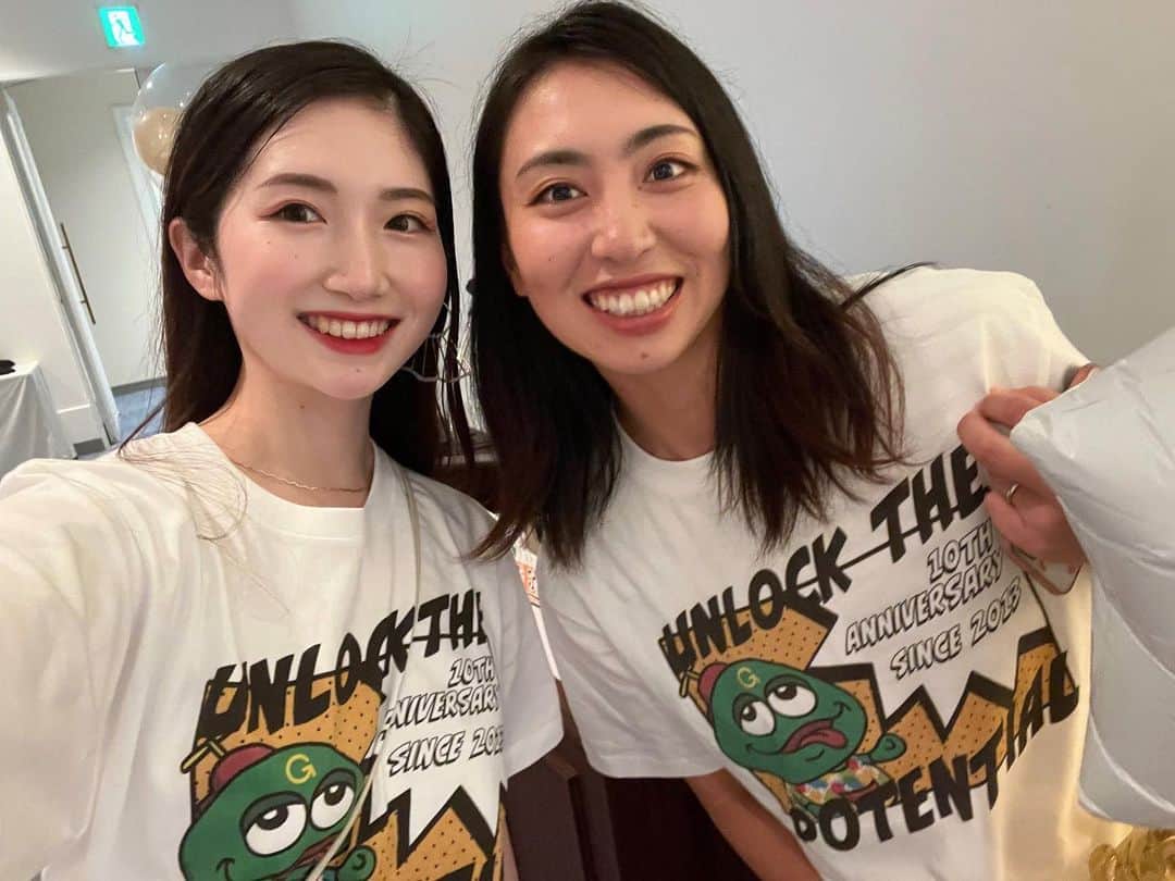 鈴木千代のインスタグラム：「10周年記念パーティー🐸🎉  このTシャツのセンス💯 試合で着よっと。  #グリーンモンスター #ぐりもんちゃん #10周年おめでとう」