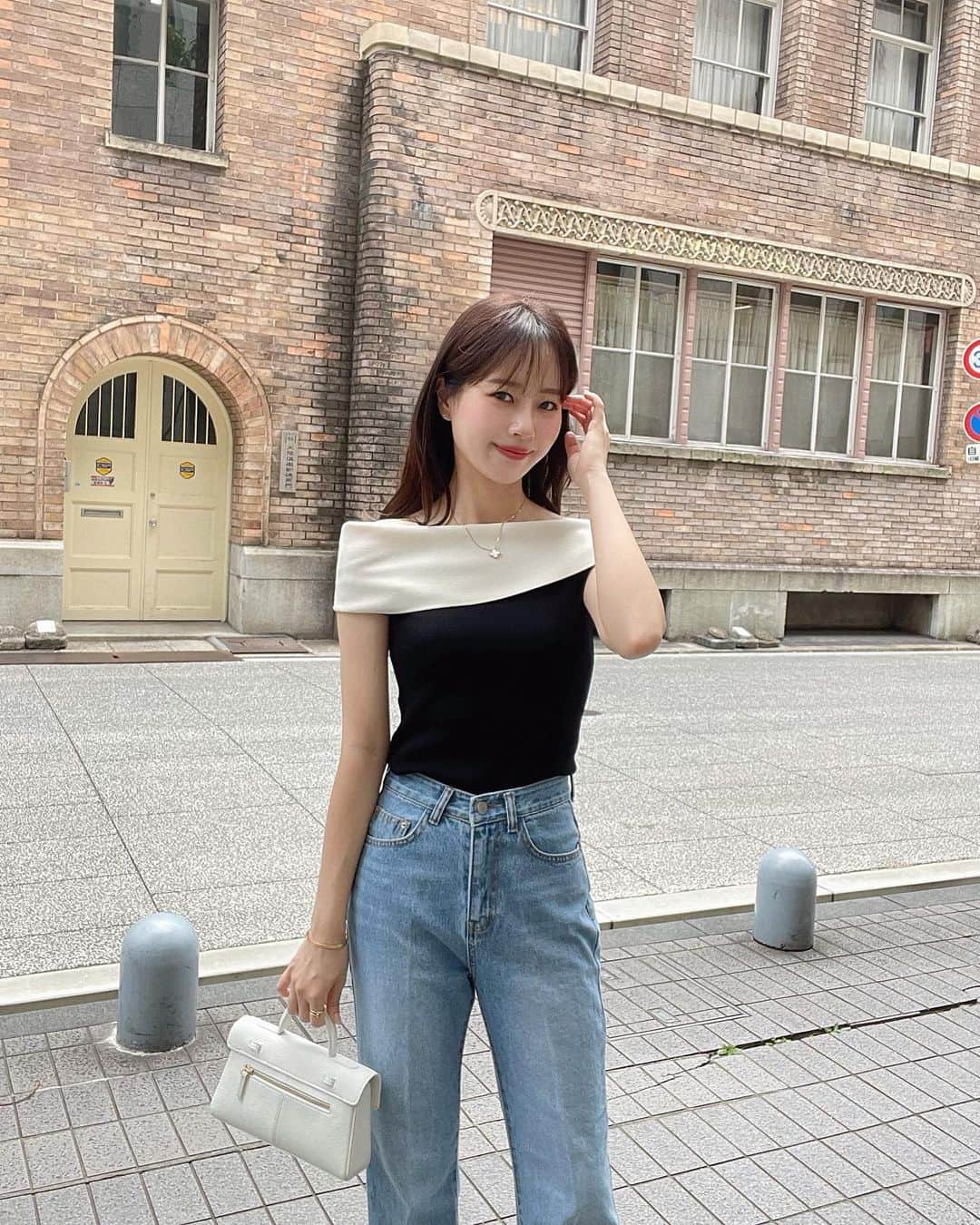 ハンナミのインスタグラム：「🪡🩵👖  オフショルニットは色違いでブラックも❤︎ デニム合わせしてみたらめちゃかわいかった ♩  knit, denim #eneu  bag #cafune」