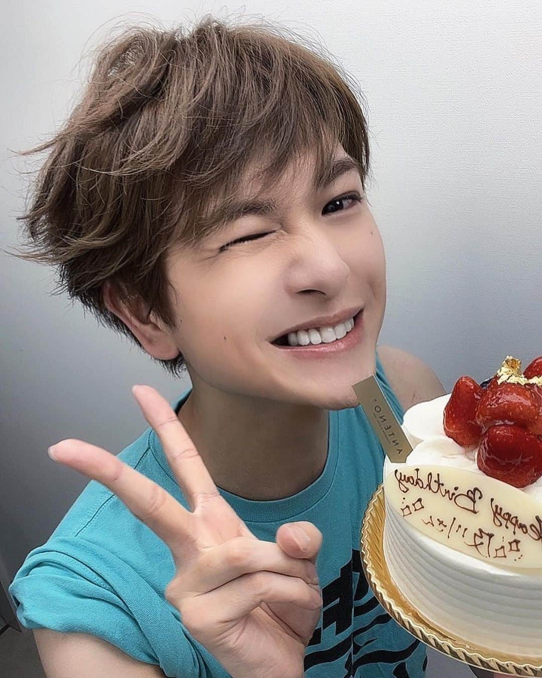 遊馬晃祐さんのインスタグラム写真 - (遊馬晃祐Instagram)「及川さんHappy Birthday🎂  今年も一緒に祝えた！！！！！ 及川さんと出会えて、俳優としてデビューできたし、みんなと出会えた。  本当に感謝しかないし、 これからもずっと尊敬してるし、 負けないように頑張る。  ちょっと髪型を及川さんふうに。 懐かしいね笑」7月20日 21時53分 - asumakosuke1020