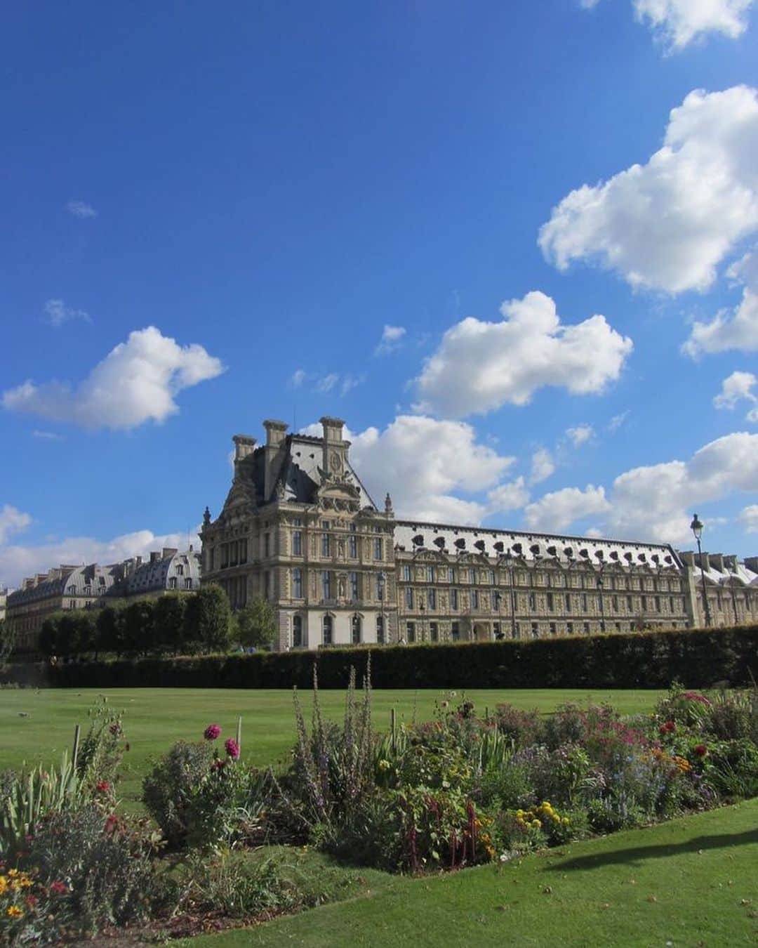 白倉あやさんのインスタグラム写真 - (白倉あやInstagram)「Tuileries gardenフランスのパリ 1 区にあるルーブル美術館とコンコルド広場の間にある公園🗞🌱✨」7月20日 21時54分 - shirakur_a