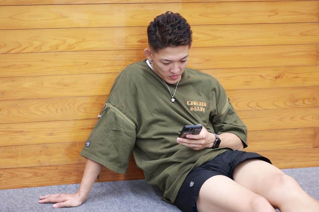 野杁正明のインスタグラム：「. 試合当日の控え室にて。 リラックスし過ぎなのか周りの人によく、本当に今日試合する人？と聞かれます。笑」