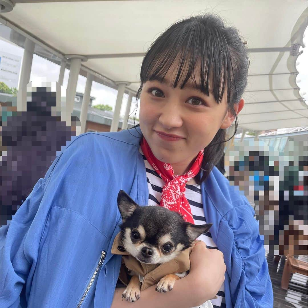 中尾百合音のインスタグラム：「少し前の撮影オフショット🐶とてつもなく可愛かった…… ⁡ ⁡ ⁡ 最近は人と話すことにハマっている私 大好きな友達と夜通し話したり、久しぶりに会った友達と会ってなかった期間の話をしたり、現場で初めて会う方と色々な話をしてみたり。 とても面白くて楽しい:> そして今はとにかく早く20歳になりたいが口癖です👄」