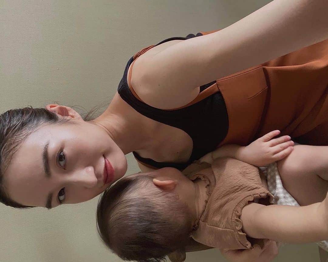 MAKI MIYAMOTO 宮本真紀のインスタグラム：「. 保育園の参観日で一日中一緒だった葵由👶🏻 1歳を目前に更に離れてくれなくなりました。(かわいい) . それから2人に大きくなっていく中で読んで欲しい絵本を最近getしたのでシェア📕台湾の作家さんです♡  @poplar1947 #ポプラ社#ママはおそらのくもみたい#梅雨#島根ママ」