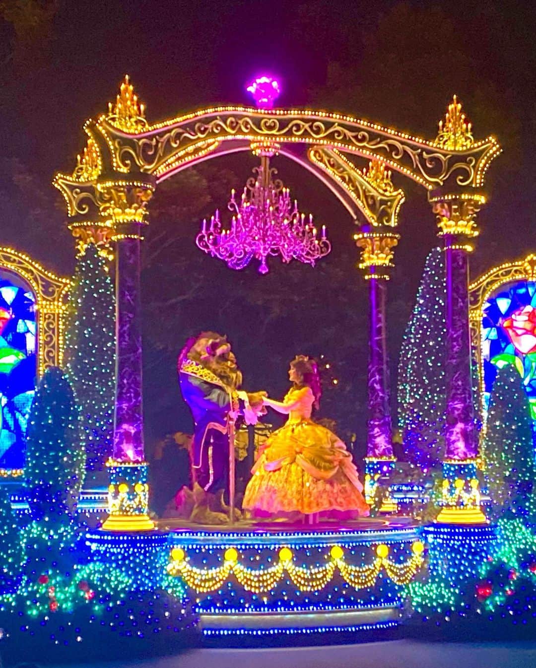 杵渕はなさんのインスタグラム写真 - (杵渕はなInstagram)「かりこるとディズニー行きました！ 朝から晩までずっとはしゃいじゃいました🥴  美女と野獣最高でした！  ディズニーって夢みたいなところでした✨  #ディズニーランド #フタリシズカ #かりこる #つなぎ #美女と野獣」7月20日 21時48分 - kinebuchihana