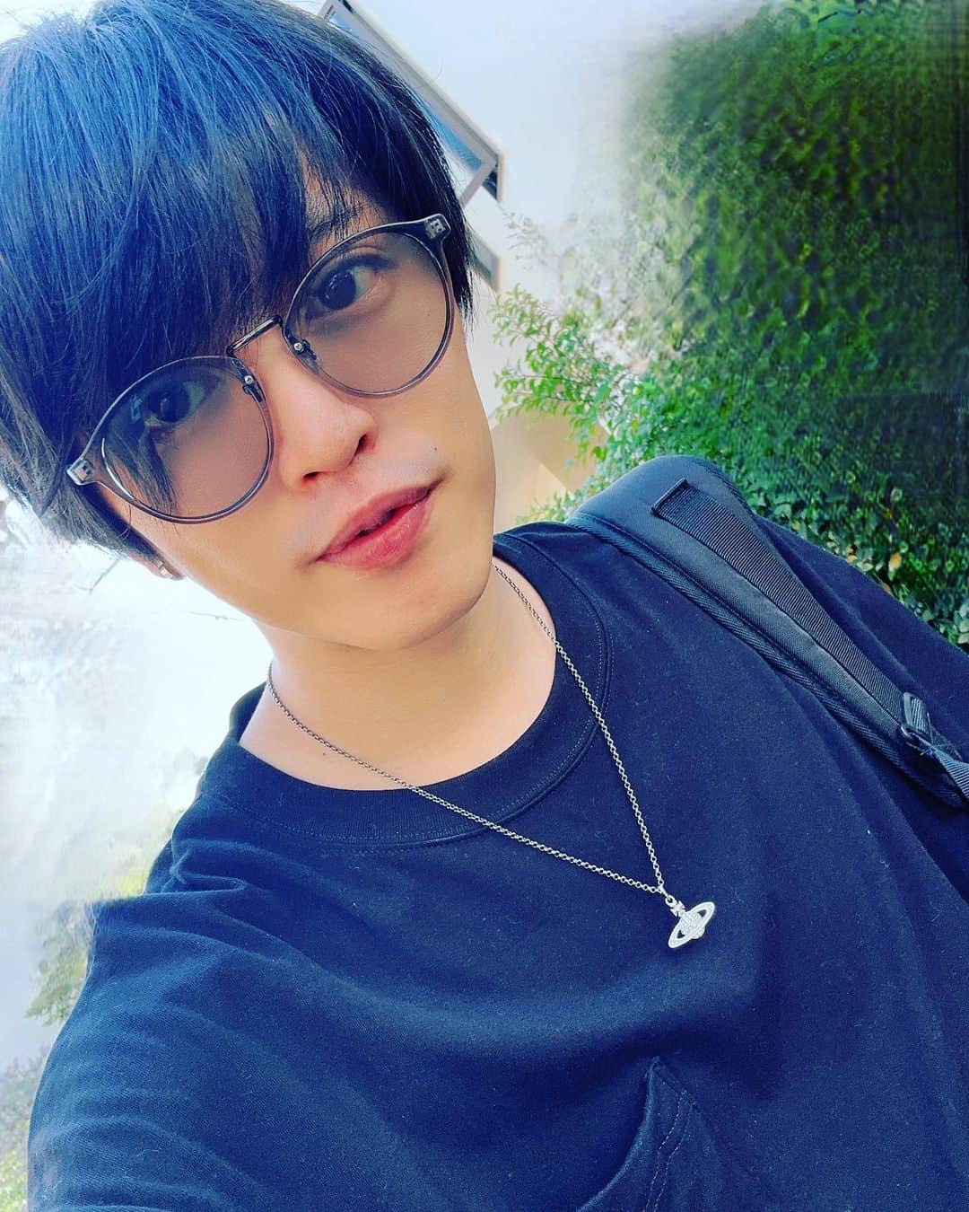石渡真修のインスタグラム：「目の色素が弱いので サングラスは必須です  #すぐ失くすから安いやつ」