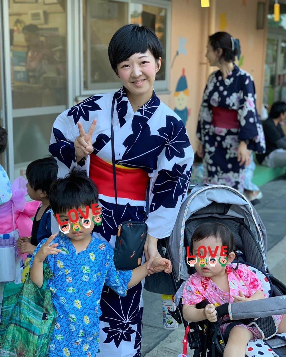 のインスタグラム：「1学期修了。 夕方は夕涼み会でした^ ^ 今年は係じゃないので私も久しぶりに浴衣を着てました！宝塚退団して10年以上経つのにちゃんと着れた自分に👏  昨年は歩くだけだった息子。今年は踊っていて成長したなと感心しました(^^)  さあ明日から長い夏休み…お母さん方頑張りましょう😆」