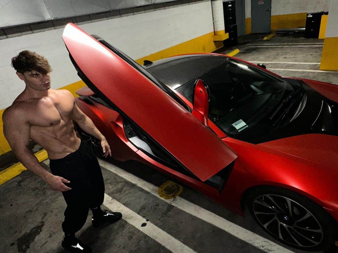 Jeff Seidのインスタグラム：「Physique or Car?」