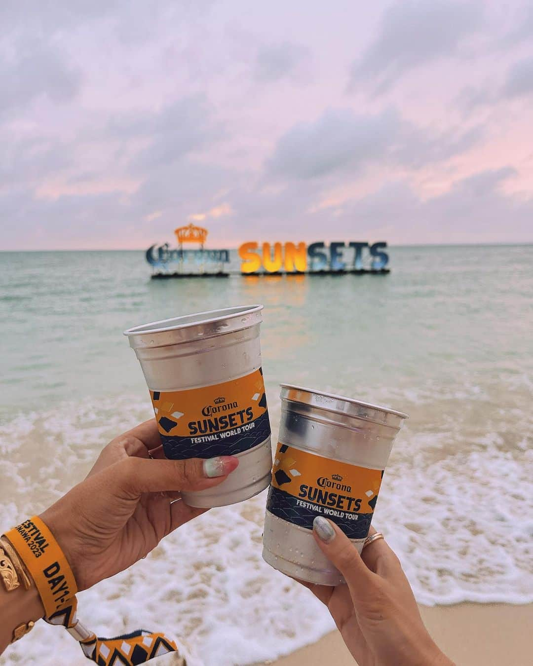 MIMIさんのインスタグラム写真 - (MIMIInstagram)「🍻  夕方のbeach好き🧡  #コロナサンセットフェスティバル #coronasunsetsfestival #Coronabeer#コロナビール#美らsunビーチ #美らさんビーチ #沖縄#okinawa#コロナフェス#coronafestival #豊崎美らsunビーチ #豊崎海浜公園#沖縄本島#沖縄旅行#沖縄観光 #女子旅#okinawatrip#girlstrip#tabijyo_beach #tabijyomap_japan #tabijyomap_okinawa #genic_okinawa #genic_mag #2023Summer#mimitrip_2023 #夏旅#beachtrip」7月20日 21時50分 - mimi___1121