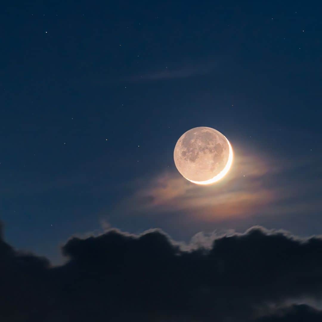 KAGAYAのインスタグラム：「地球照を抱いた三日月。 月の陰の部分も光っているのが「地球照」。地球の光が当たっているためで、細い月の時、肉眼でも見えることがあります。 （先ほど撮影） 今日もお疲れさまでした。  #moon #星空 #starphotography #sonyalpha #α7v」