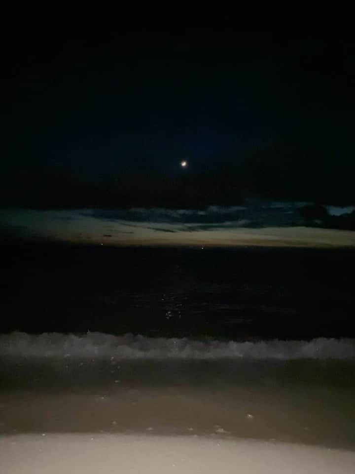 鳴響美のインスタグラム：「今日の空はいつもより不思議だった🌜🖤」