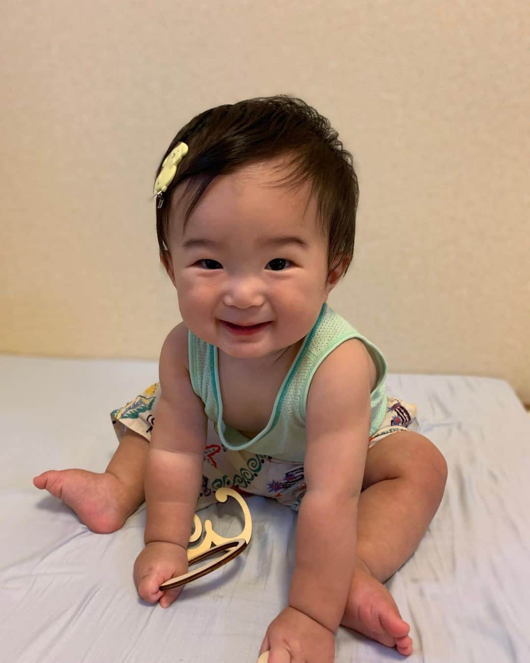 matano Kastaneのインスタグラム：「ひなたろう、生誕300日が過ぎました♡👶🏻👏  元気に育ってくれて本当にありがとう。 成長してるのを傍で見守れて本当に嬉しいです。 ただ1日、1週間が一瞬過ぎる。。  最近のひなたろうはとゆうと、  🌞ひたすら抱っこマン(ベビーカー乗車時間20分)  🌞一回ダメって言われてることを こっちをニヤリ顔で見ながらしてくる。笑  🌞ニヤリ顔しながらこらーっ！て言われ待ち。 言って追いかけたらきゃーって言って逃げる(疲れるけど楽しい)  🌞上の歯がやっと生えてきかけ  🌞やんちゃ度が増してきた  🌞後追いがすごい(かわいい…♡ズボンいつも引っ張られる) 　お皿洗うのも30分はかかる。 　歩行器にいれてもこっちにくる(かわいいです)  🌞嘘寝してたらバレて 　笑いながら近づいてきてほっぺパチパチ、お鼻パクッ(🤤)  🌞最近よくちゅーしてくる (たまりません涙かわいい)  🌞つかまり立ち、歩き、はお手のもの✨ドヤ顔してくる  🌞先にひなたが起きてるので、 　朝起きた時、近づいて来てくれて 　ちゅー(たまに鼻パク)と、ぎゅー(溶)  🌞3食、ご飯のあとの片付けが大変 　手掴みで絶対に食べたい派の為、顔も髪もぐっしゃぐしゃ  🌞寝る前は必ず独り言タイム 　あぅー　ぱあ〜　うぅ〜ん　  🌞お布団大好きで、ひいたら笑顔でダイブ🏊笑 　  毎日幸せをありがとう。。❕ やっと、育児にもまだ、まだ、余裕ができてきて、 この時はこれ！っゆうのがちょっとずつ分かってきた🍦🥹  毎日お母さん、お疲れ様です😭 両立してる方、尊敬です❕ 明日からも家族みんな楽しく過ごせますように🫶」