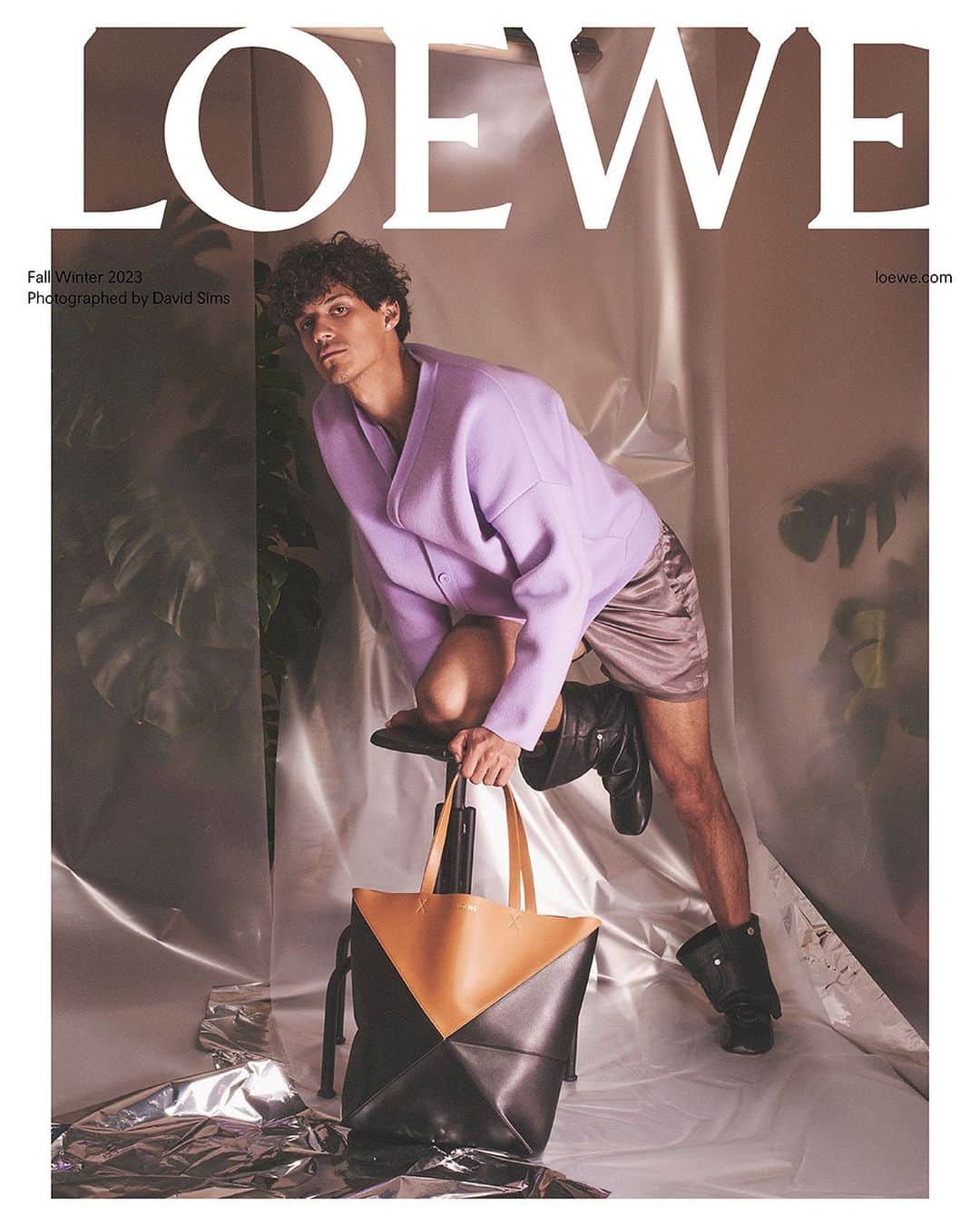 Loeweさんのインスタグラム写真 - (LoeweInstagram)「A study in character.  LOEWE Fall Winter 2023 men's campaign featuring Omar Apollo with the Puzzle Fold tote—inspired by the iconic geometry of the original Puzzle debuted in 2014 as Jonathan Anderson’s first bag for LOEWE and an archive design known as the Origami bag.  Photography David Sims Creative direction Jonathan Anderson Styling Benjamin Bruno Hair Duffy Make up Lucia Pieroni Nails Ama Quashie Production Holmes Production Set design Vincent Olivieri  #LOEWE #LOEWEFW23」7月20日 22時02分 - loewe