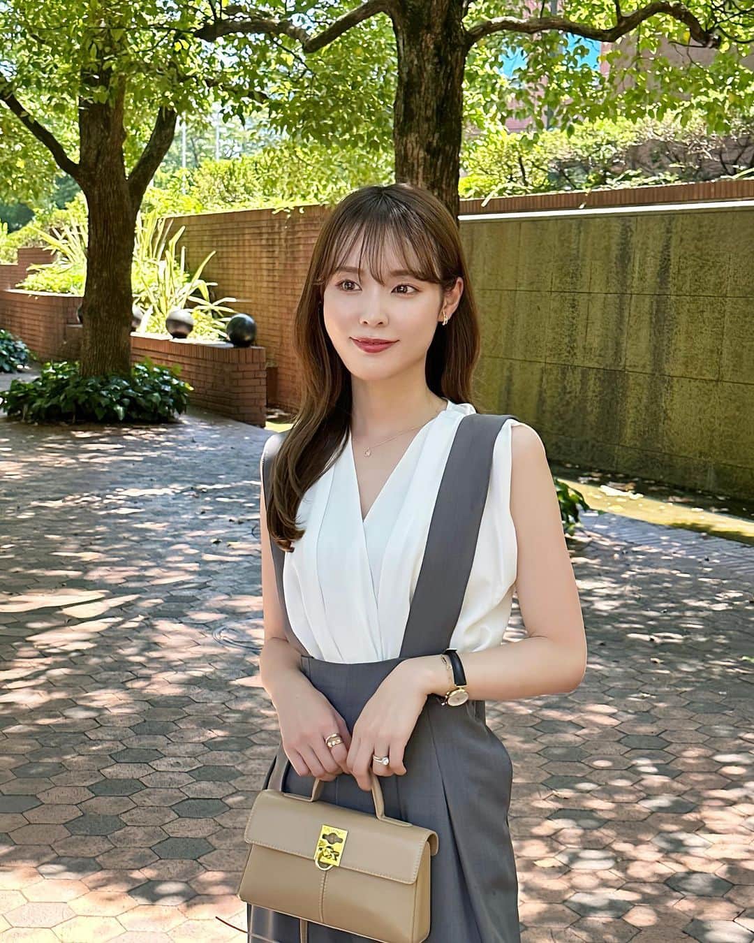 磯田 ひかる(Hikaru Isoda) のインスタグラム：「こんばんは☺️♡ 今日も1日お疲れ様です✨  と〜っても暑かったこの日はサロペットコーデ！ゆったり楽に着れるから夏に重宝する、、  PANTS @classicalelf_official  【ms+ ideal】大人ワイド。ハイウエストサロペット チャコールグレー M タイムセール価格（7月24日 23:59まで） 19%OFF ¥3,999税込  TOPS @dholic_official  タックカシュクールノースリーブ b00863 アイボリー ￥2,640税込  SHEOS @bridget_birkin  甲深トングサンダル ¥7,040税込  ------------------------------ picaru：162cm / 骨格ウェーブ 1st ブライトスプリング 2nd ブライトサマー  大人可愛いスタイルアップコーデ ヘアメイクを合わせた トータルスタイリングを提案🤍  不定期にストーリーで ファッションお悩み相談募集中🥰 ------------------------------  他の投稿を見る→【@picaruuu】」