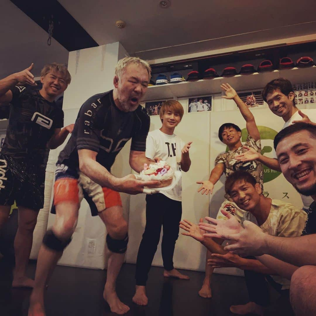 saku39shopさんのインスタグラム写真 - (saku39shopInstagram)「. 【training】 . 所プラスへ練習に行ったら、誕生日ケーキ🎂をもらいました。 いつもありがとうございます🙇 . #桜庭和志 #所英男 選手 #所プラス」7月20日 21時56分 - saku39ks