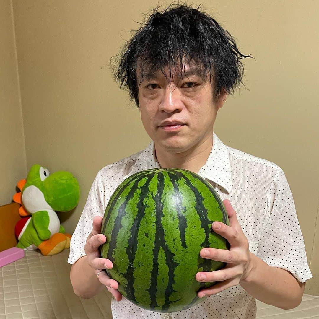 ジョニー大蔵大臣のインスタグラム：「金沢の実家から届いたスイカ。今年も糖度が高く美味しかった。 スイカ農家あるある「麦茶やポカリのかわりにスイカを食べる」。」