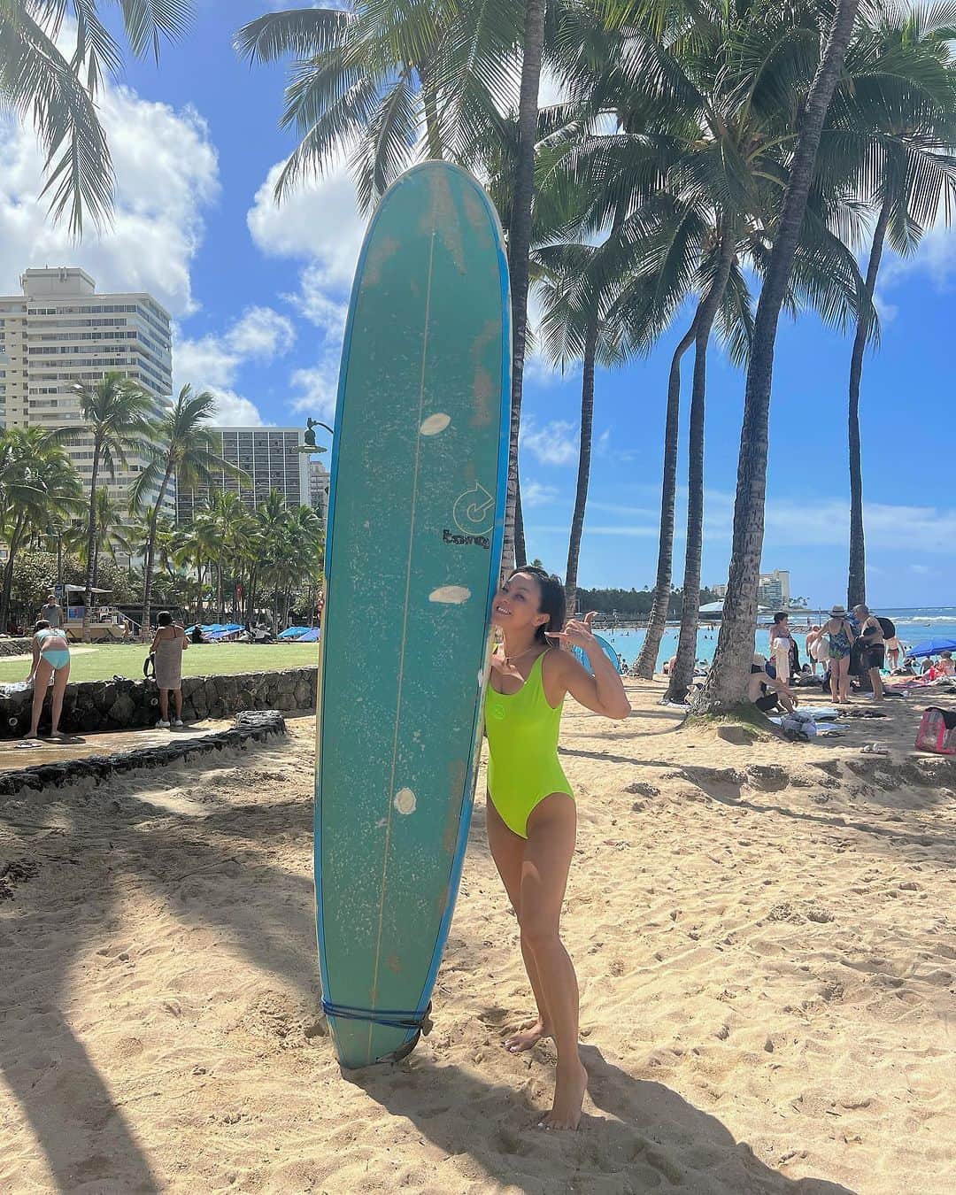 Nazukiさんのインスタグラム写真 - (NazukiInstagram)「🏄Hawaii  Surf🏄  Hawaiiでサーフィンもしたよ🤙  サーフィン初めたのも実はHawaiiの海が初めて😭  3年経つけど、Hawaiiでのサーフィンは、初心者には沖まで行くのが必死😭  体力問題😭  乗れたら最高に気持ちー🤍😍  レンはキッズクラブに預けて、 大人時間🩷  HawaiiのSurf girlsは、可愛いし、 うまい人が多い☺️🤙  今年もサーフィン何回できるかなー 😙🤔  #hawaii #hawaiilife #surf #surfing  #hawaiisurf #surfgirls  #サーフィン　#ハワイ #ハワイ旅行 #ハワイサーフィン  #オアフ島 #oahu」7月20日 22時00分 - nazuki_08