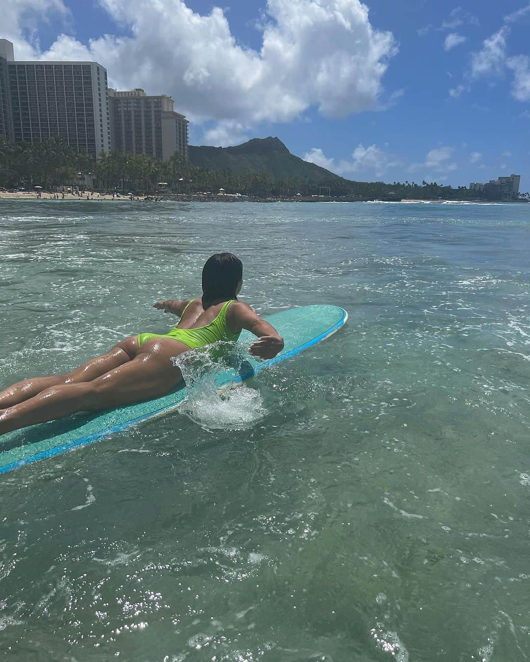 Nazukiさんのインスタグラム写真 - (NazukiInstagram)「🏄Hawaii  Surf🏄  Hawaiiでサーフィンもしたよ🤙  サーフィン初めたのも実はHawaiiの海が初めて😭  3年経つけど、Hawaiiでのサーフィンは、初心者には沖まで行くのが必死😭  体力問題😭  乗れたら最高に気持ちー🤍😍  レンはキッズクラブに預けて、 大人時間🩷  HawaiiのSurf girlsは、可愛いし、 うまい人が多い☺️🤙  今年もサーフィン何回できるかなー 😙🤔  #hawaii #hawaiilife #surf #surfing  #hawaiisurf #surfgirls  #サーフィン　#ハワイ #ハワイ旅行 #ハワイサーフィン  #オアフ島 #oahu」7月20日 22時00分 - nazuki_08