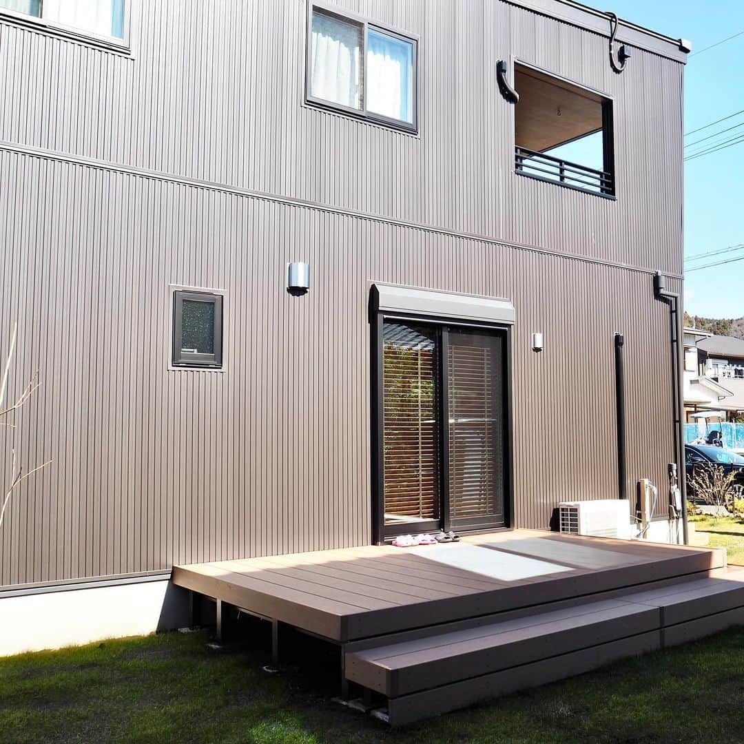 suzukuri さんのインスタグラム写真 - (suzukuri Instagram)「【Viento施工事例：静岡県O様】 「気に入ったデザインの家が予定してた予算よりもローコストで叶うとわかり、suzukuriに決めました！」とお話しくださるO様。 気になっていた耐震性や自由度高く設計できる点も魅力に感じていただけたそうです。  リビングを臨む開放的なキッチンカウンターですが、カウンターがあることで空間が程よくゾーニングされ、見た目も使い勝手もバッチリ。  趣味のレジャー用具は、広々としたシューズクロークにすっきりと収納しました。  このアイデアいいね！と思ったら、「いいね」で教えてくださいね♩  ▶︎Vientoの詳細・資料請求はプロフィールリンクから。⁠ →@suzukuri.official」7月20日 22時00分 - suzukuri.official