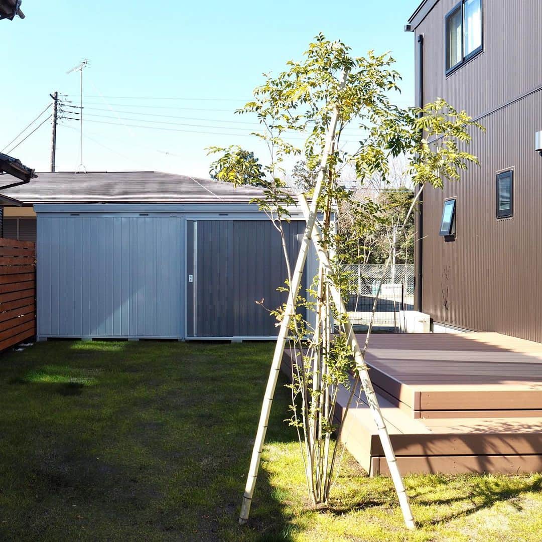 suzukuri さんのインスタグラム写真 - (suzukuri Instagram)「【Viento施工事例：静岡県O様】 「気に入ったデザインの家が予定してた予算よりもローコストで叶うとわかり、suzukuriに決めました！」とお話しくださるO様。 気になっていた耐震性や自由度高く設計できる点も魅力に感じていただけたそうです。  リビングを臨む開放的なキッチンカウンターですが、カウンターがあることで空間が程よくゾーニングされ、見た目も使い勝手もバッチリ。  趣味のレジャー用具は、広々としたシューズクロークにすっきりと収納しました。  このアイデアいいね！と思ったら、「いいね」で教えてくださいね♩  ▶︎Vientoの詳細・資料請求はプロフィールリンクから。⁠ →@suzukuri.official」7月20日 22時00分 - suzukuri.official