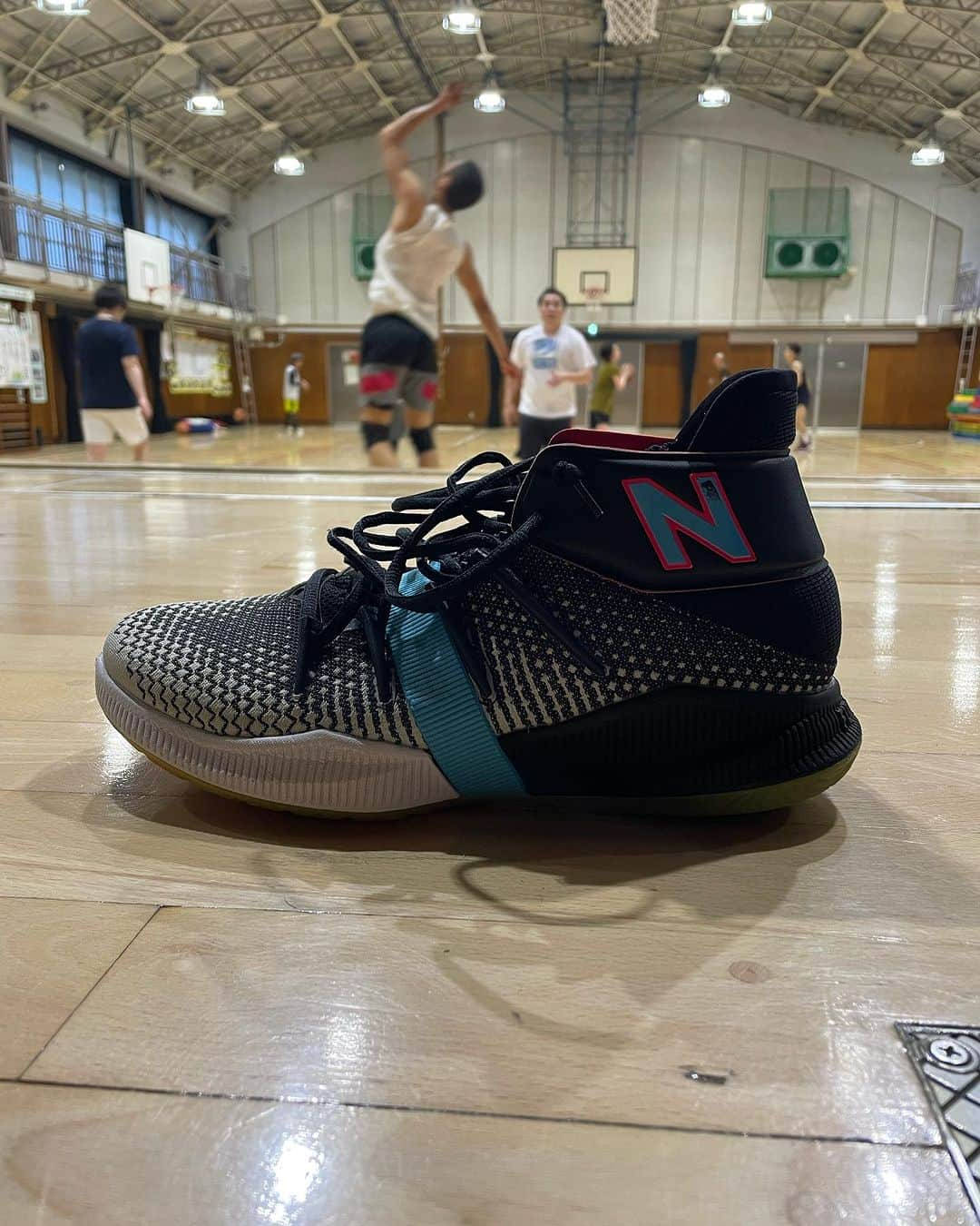 栗原祐太のインスタグラム：「🏀バッシュ👟 NEW BALANCE OMN1S 自分がバスケする時はほとんどNew balance 何故かと言うと小学生の頃バスケを始めたのだけどその時に初めてバッシュを買ったのがNew balance。  さらにはメーカーができたのは足のためにというありがたい理由からなので期待して履いてます。  これはクワイレナードの1stモデルになるのかな？ まだバスケにNew balanceが復活して間もない時だったから安定感やグリップなどは後のクワイのモデルには負けてしまったり、横の素材が柔らかすぎて怖いなど色々ありますが私は結構履きやすくて好きです。  何色か他の色もあるのでまた紹介していきます💪  @newbalance  @newbalancehoops   #basketball #basketballshoes  #kicks #バスケ　#バスケットボール　＃バスケット　#newbalance  #バッシュ　#おじさん　#イケオジ #イケオジになりたい　#kyus #バスケットボール教室 #バスケットボールスクール #バスケ教室　#バスケスクール #kuriちゃんねる #栗ニック」