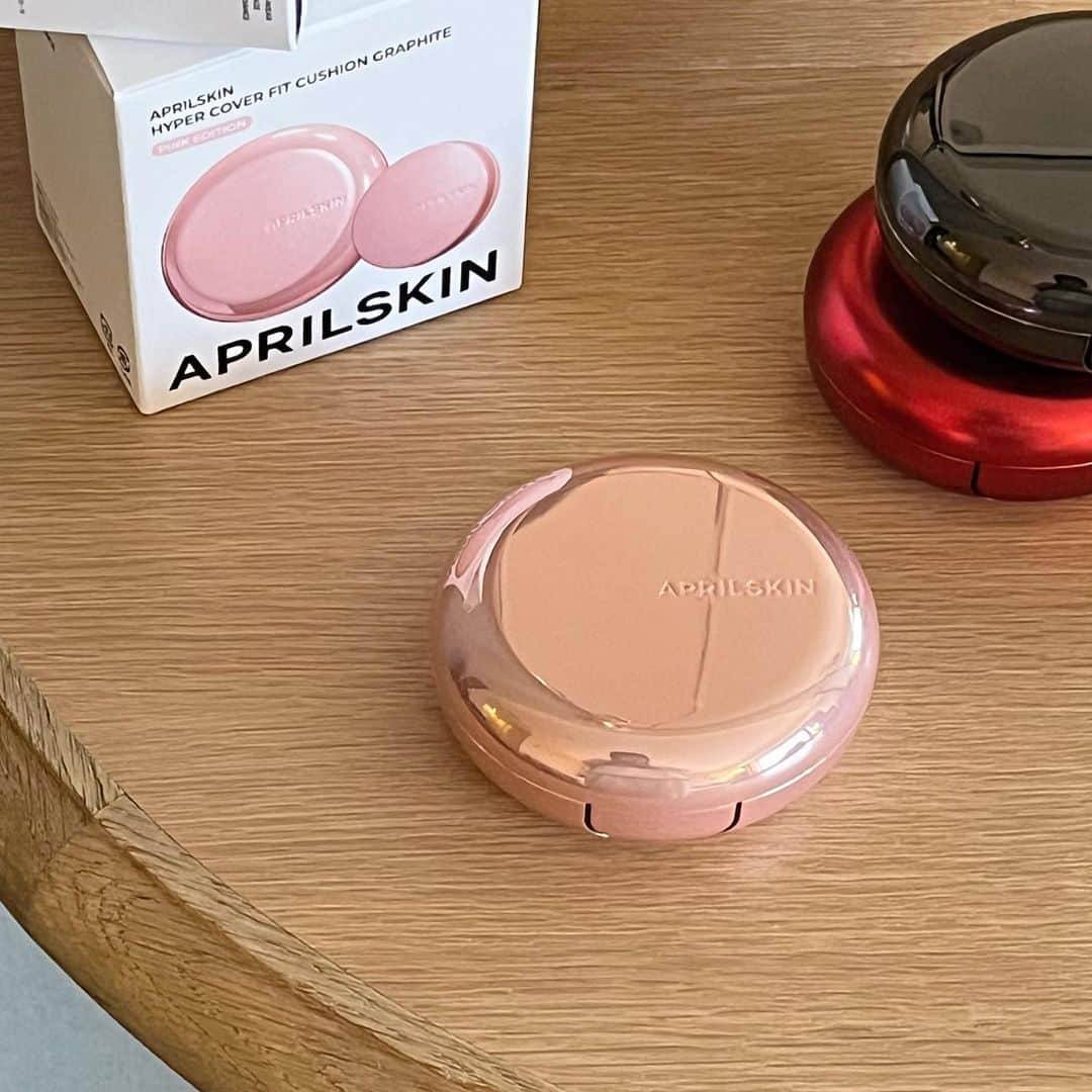 shchonn0604のインスタグラム：「. @aprilskin_officialjapan の hyper cover fit cushion🪞✨  pink/blackはツヤ肌に redはマット肌になりたい方におすすめで 私はピンクの17cを使用中:) とにかくキープ力がすごくて感動🤍 持ち歩きできるミニサイズもついてて優秀すぎる🤭 #ハイパークッション#クッションファンデ#フィルタークッション#フィルター肌#韓国コスメ#aprilskin#エイプリルスキン」