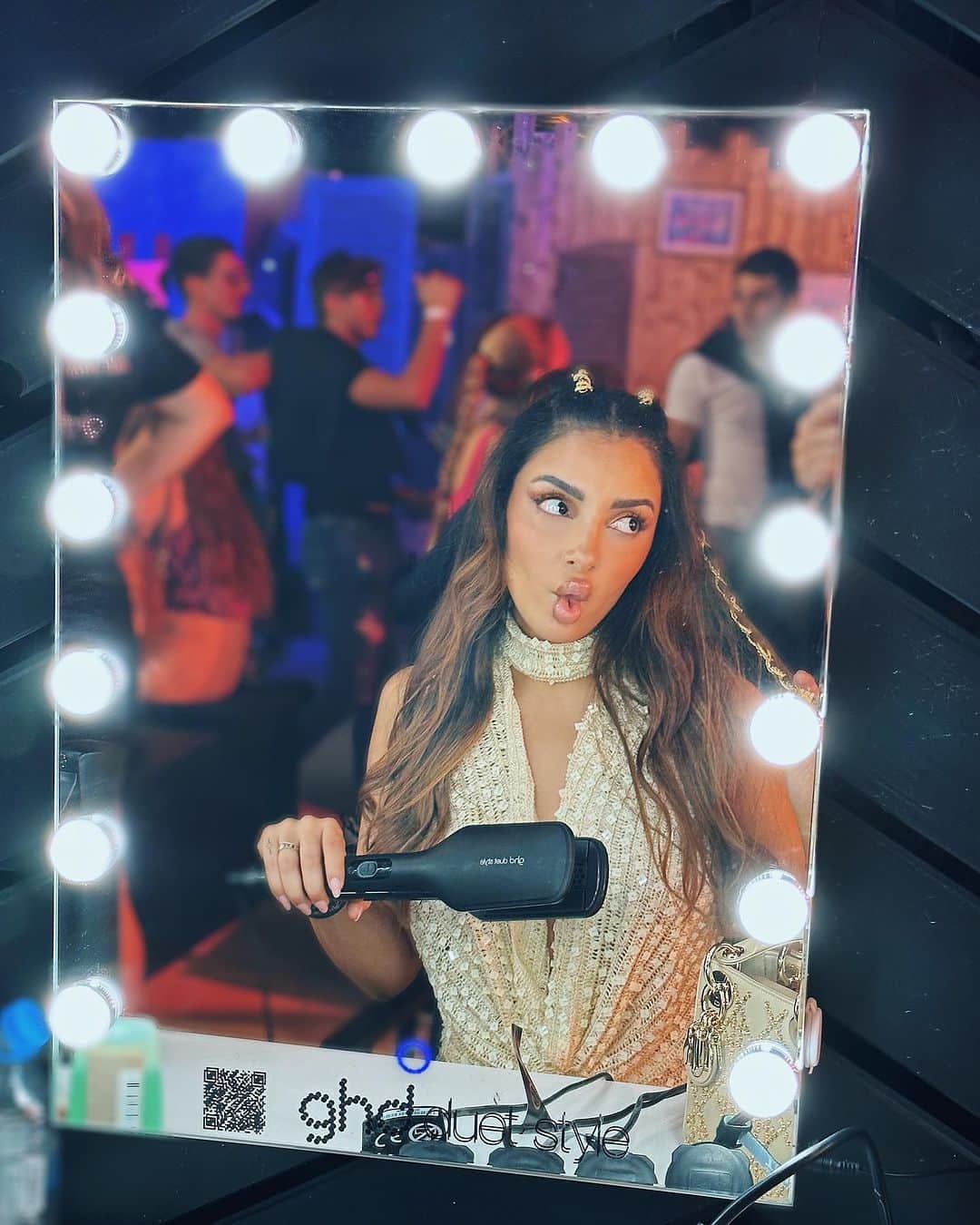 sananasのインスタグラム：「*Publicité*Merci @ghdfrance pour ce beau concours 😍🎁Et oui encore un ! À quoi bon être ambassadrice si ce n’est pas pour vous gâter de temps en temps ?😜  2 chanceux gagneront leur outil préféré !   📌Pour participer (je vérifie si toutes les conditions ont bien été respectées 😉) : -1-Être abonné au compte de @ghdfrance et au mien -2-En haut de ce post, cliquez sur les 3 points « … » et sélectionnez « ajouter aux favoris »(si vous êtes tiré au sort je vous demanderai la capture d’écran) -3-Liker ce post -4-Commentez en taguant 1 personne et en me disant l’outil que vous souhaitez gagner   Vous avez jusqu’au 30 juillet inclus pour participer 💚」