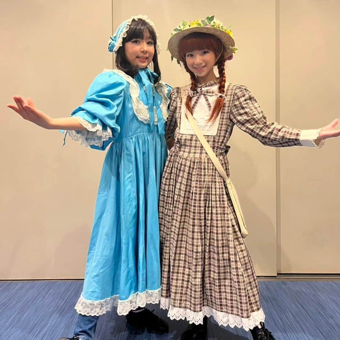 中井結々さんのインスタグラム写真 - (中井結々Instagram)「音楽劇『赤毛のアン👒』思い出👜  子役ダイアナの　めいちゃん💓　@mei.musical  教室のシーンに 出演してくれた子役のみんな💓  みんなといっしょで 本当に本当に良かったです😆💕  アン・シャーリーのような勇気のある女の子に ゆゆもなりたいです‼️‼️‼️✨  これからも、自分の夢に向かって いつだって全力で✊ 笑顔☺️を忘れずに🌱 努力していきます🎵(p｀･ω･´q)  2023『赤毛のアン👒』ありがとうございました‼️  #音楽劇『赤毛のアン』2023 #赤毛のアン#音楽劇『赤毛のアン』#出演 #アン・シャーリー#子役アン#子役ダイアナ #アンのように#勇気をもって#努力していきます #たくさんの応援ありがとうございました#感謝 #夢アドシトロン#夢アドシトロン🍋#アイドル #夢アドシトロン末っ子#最年少#三姉妹ユニット #YUMEADO#YUMEADOCiTRON#CiTRON#シトロン #小学６年生#11歳#中井ゆゆ#ゆゆたん#ブルー💙」7月20日 22時04分 - yuyu_ymcitron