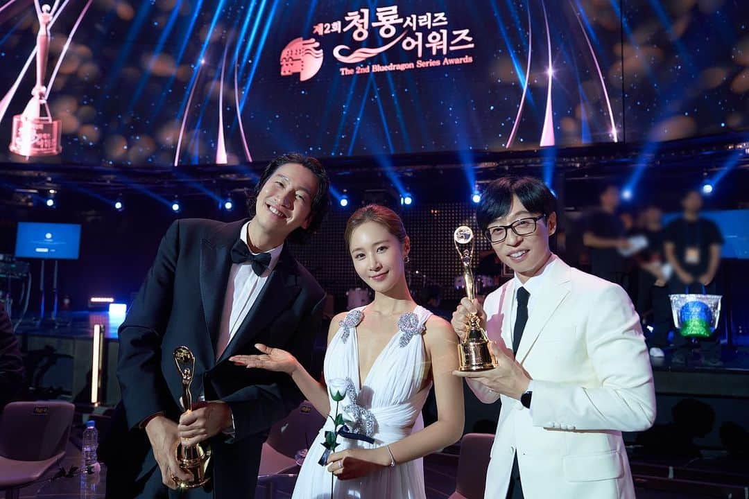 のインスタグラム：「TEAM 더 존 - 버텨야산다  내 웃음버튼 수상축하해요오빠들 💙  #청룡시리즈어워주」