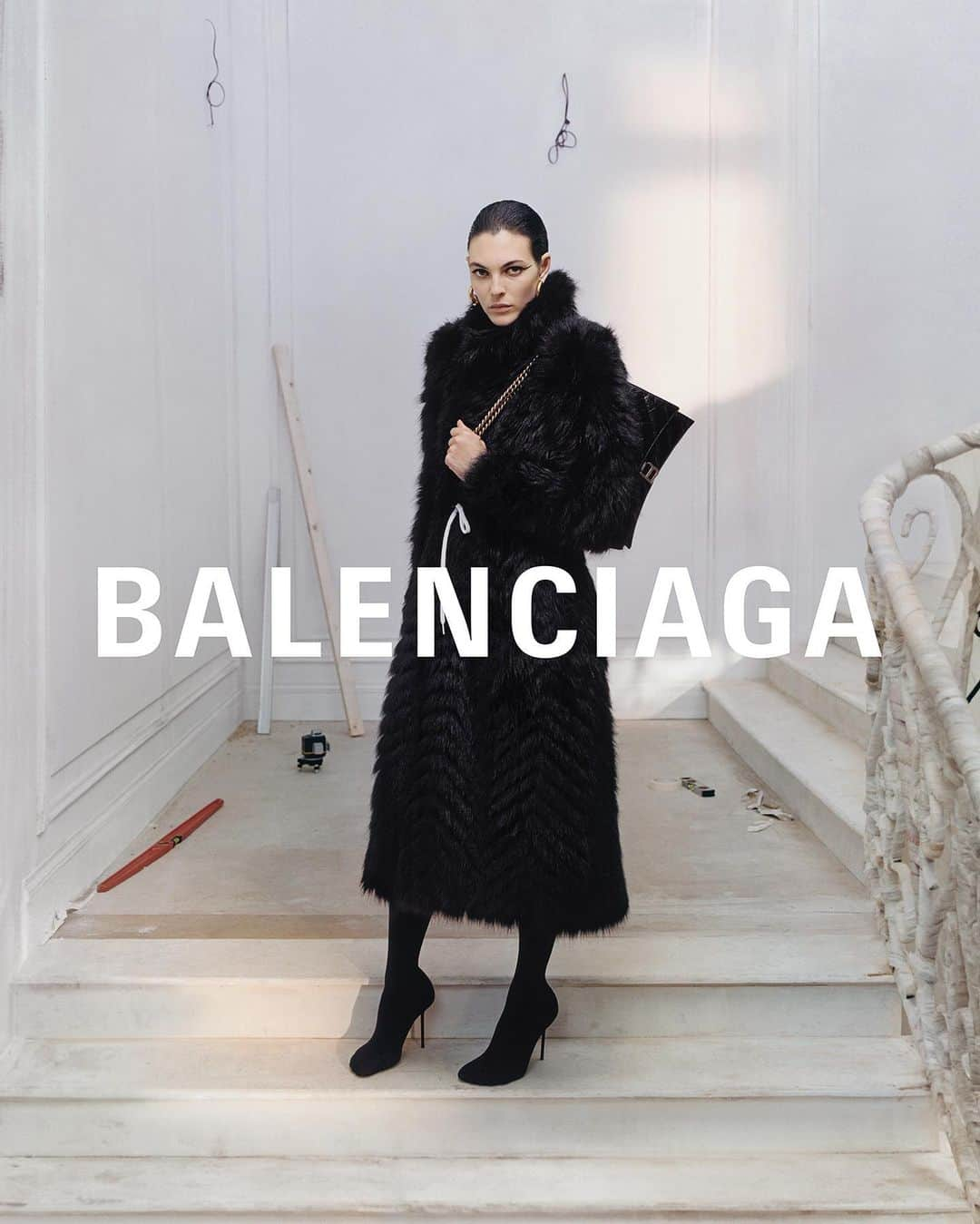 ヴィットリア・チェレッティさんのインスタグラム写真 - (ヴィットリア・チェレッティInstagram)「BALENCIAGA This is a very exciting moment for me. A very important achievement to work with one of my favorite brands and be part of their campaign alongside some of their longtime muses. 🖤 thank you.」7月20日 22時06分 - vittoria