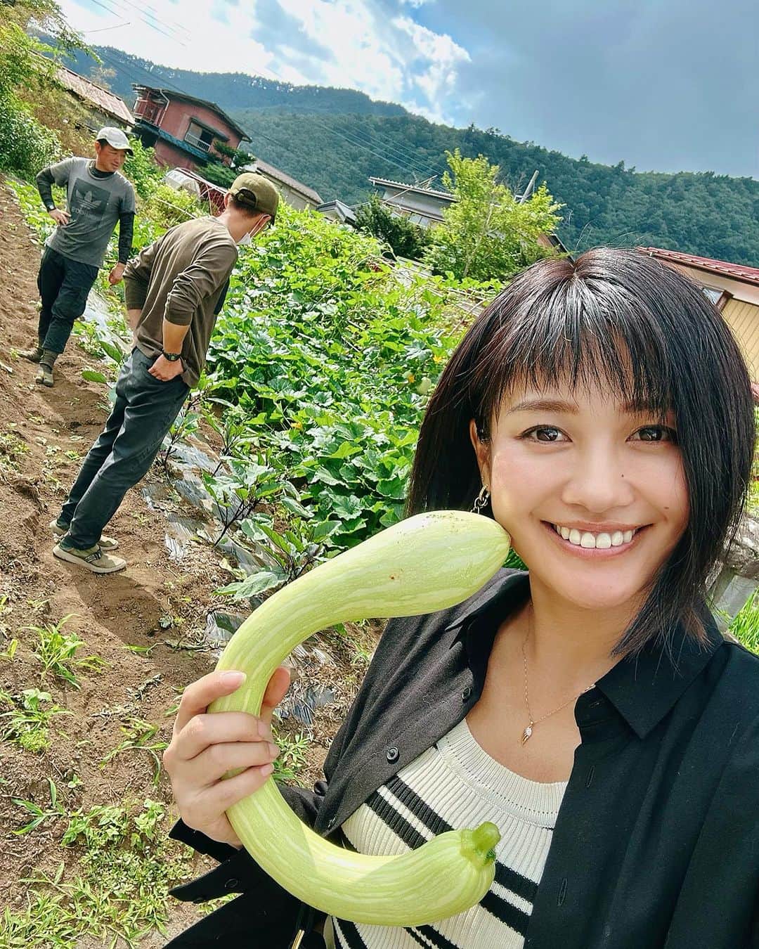 秋吉織栄（宮内かれん）さんのインスタグラム写真 - (秋吉織栄（宮内かれん）Instagram)「🥕🌽🥬  いつもお世話になってる @matsuno_official   まつのさんの畑へ✨  トランペットズッキーニ🎺 だって〜😳😳😳  キャベツの苗やジャガイモ掘りも させていただきました✨ 紫のジャガイモ💜 シャドークイーン👸もとれました😋  #まつの幸せ野菜ボックス  #トランペットズッキーニ  #シャドークイーン　  #selfie #photooftheday #japan #beautifulflower  #trip #travel #trending」7月20日 22時06分 - orie.oliiiiie.olivia