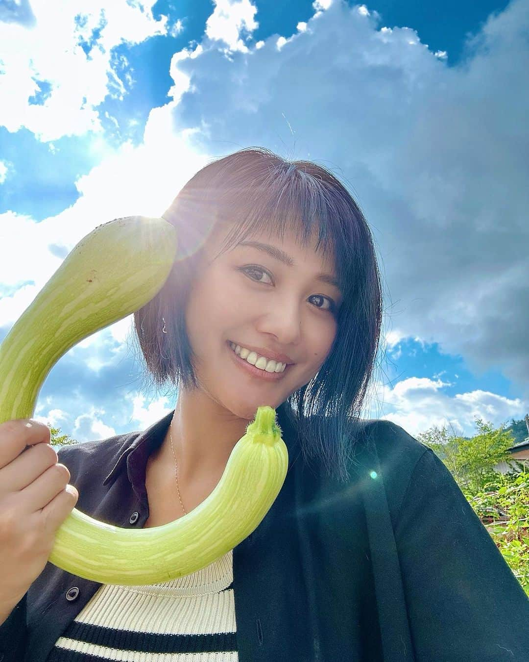 秋吉織栄（宮内かれん）のインスタグラム：「🥕🌽🥬  いつもお世話になってる @matsuno_official   まつのさんの畑へ✨  トランペットズッキーニ🎺 だって〜😳😳😳  キャベツの苗やジャガイモ掘りも させていただきました✨ 紫のジャガイモ💜 シャドークイーン👸もとれました😋  #まつの幸せ野菜ボックス  #トランペットズッキーニ  #シャドークイーン　  #selfie #photooftheday #japan #beautifulflower  #trip #travel #trending」